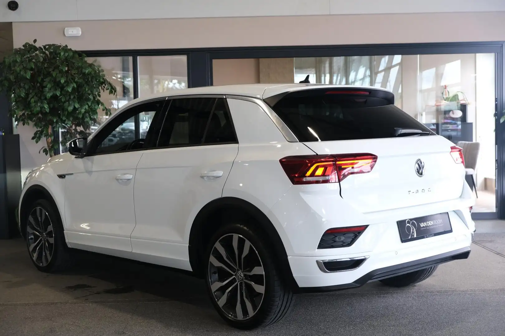 Volkswagen T-Roc 1.5 TSI R-Line 150PK Navi Led Cam Pdc Beats Wit - 2