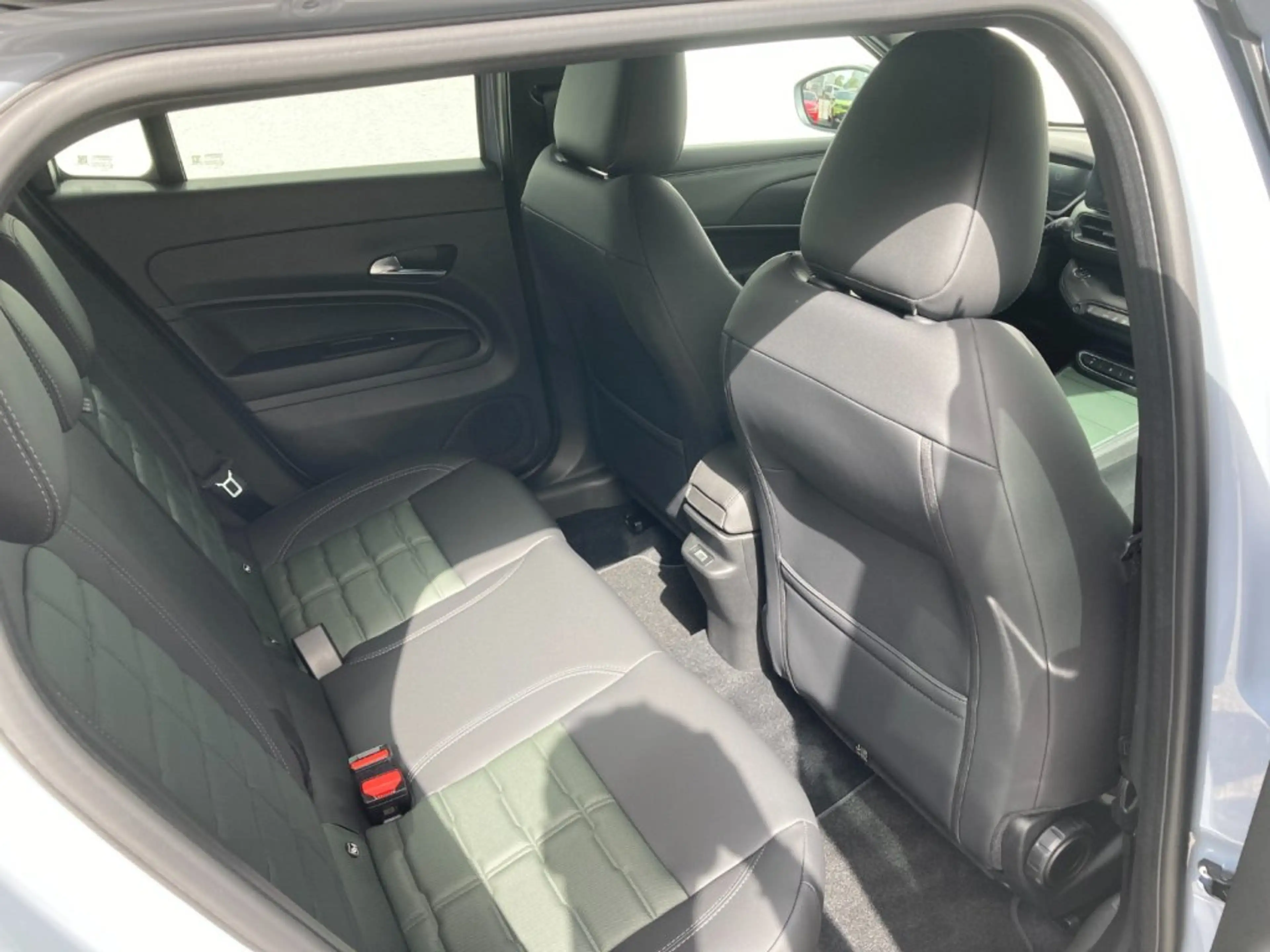 Jeep Avenger 4xe 1.2l 4xe 145 Ps Overland — photo 5
