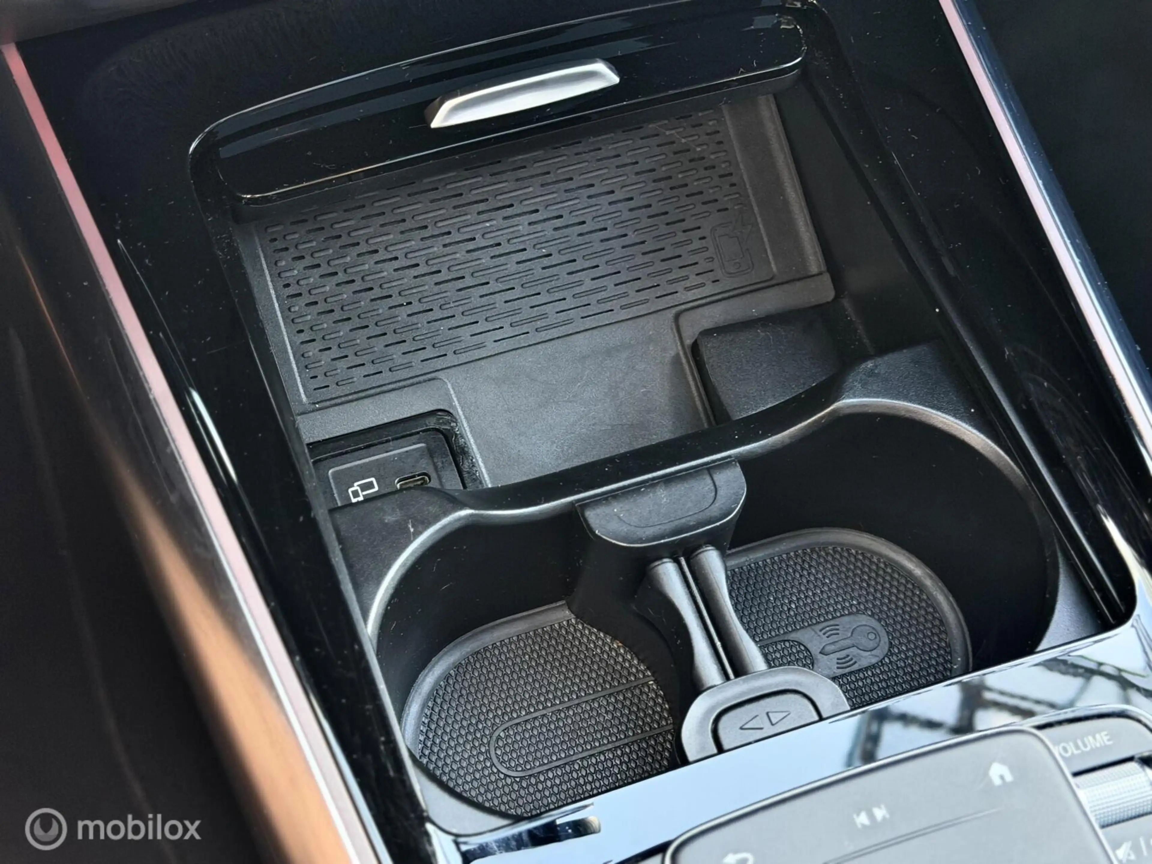 Mercedes-Benz GLA 200 AMG Line|Pano |ACC |Carbon — photo 27