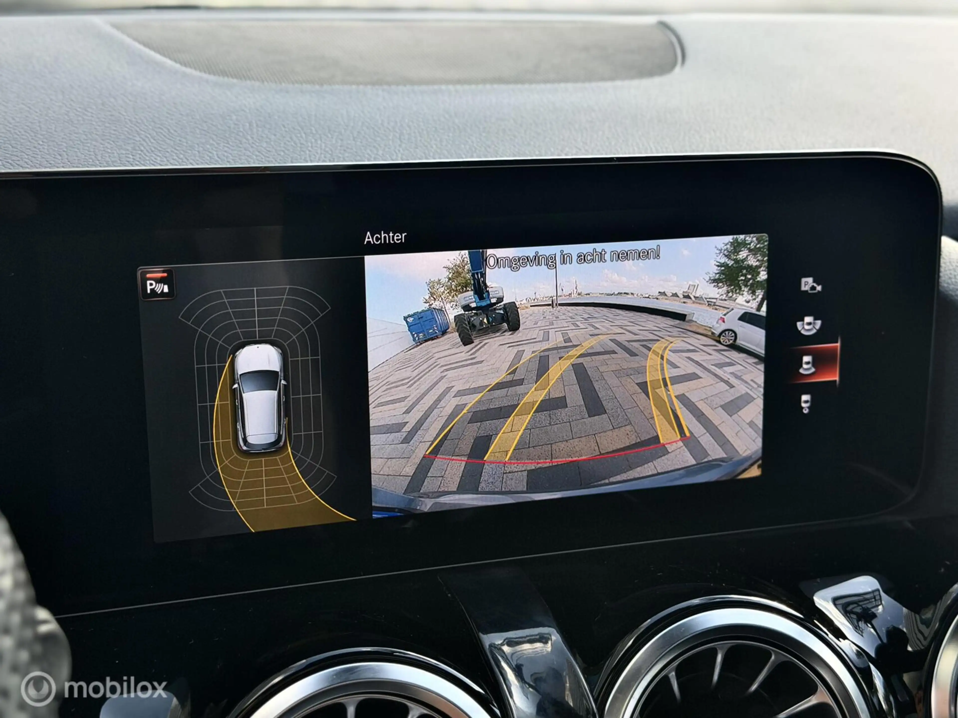 Mercedes-Benz GLA 200 AMG Line|Pano |ACC |Carbon — photo 29