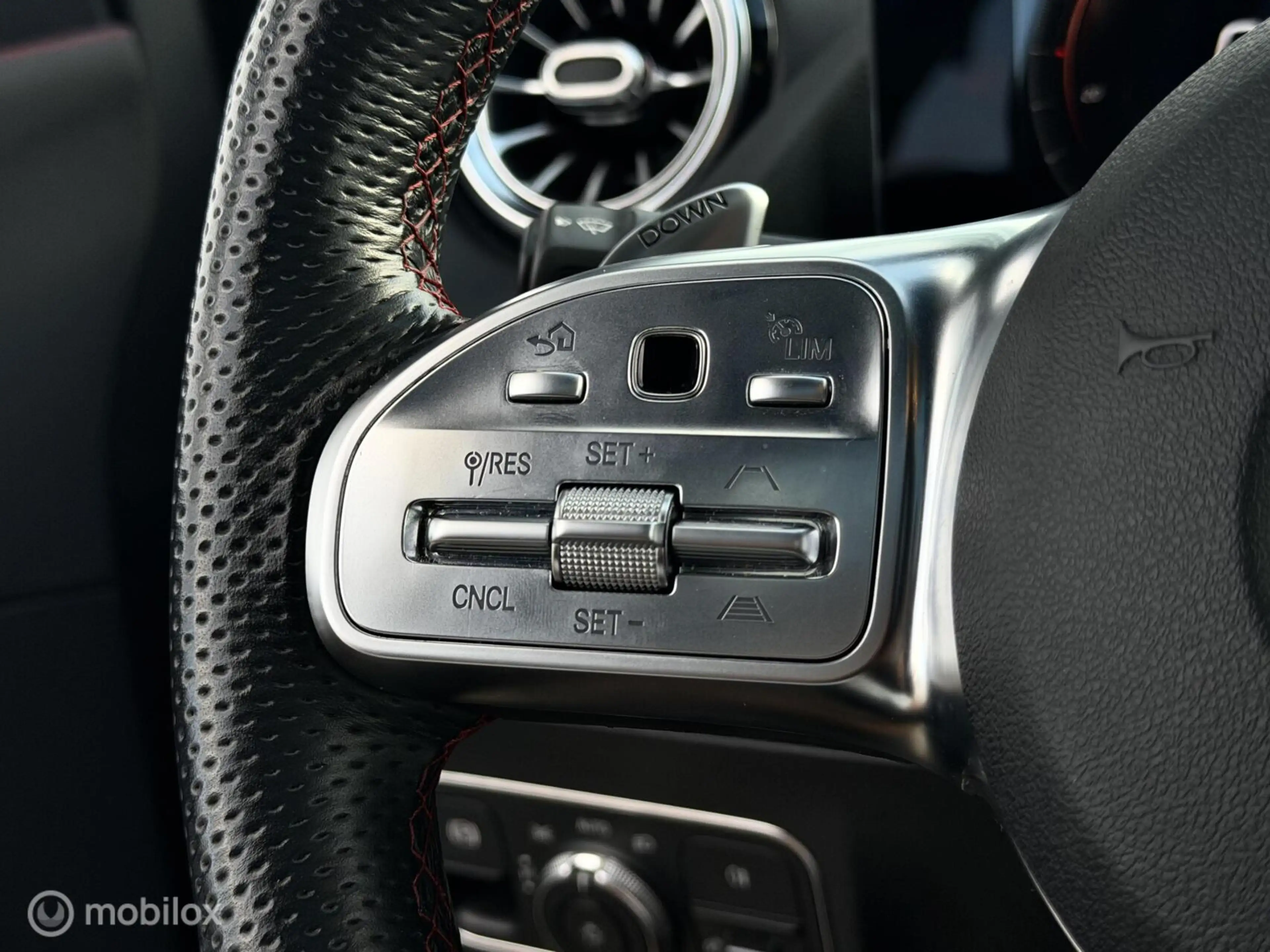 Mercedes-Benz GLA 200 AMG Line|Pano |ACC |Carbon — photo 22