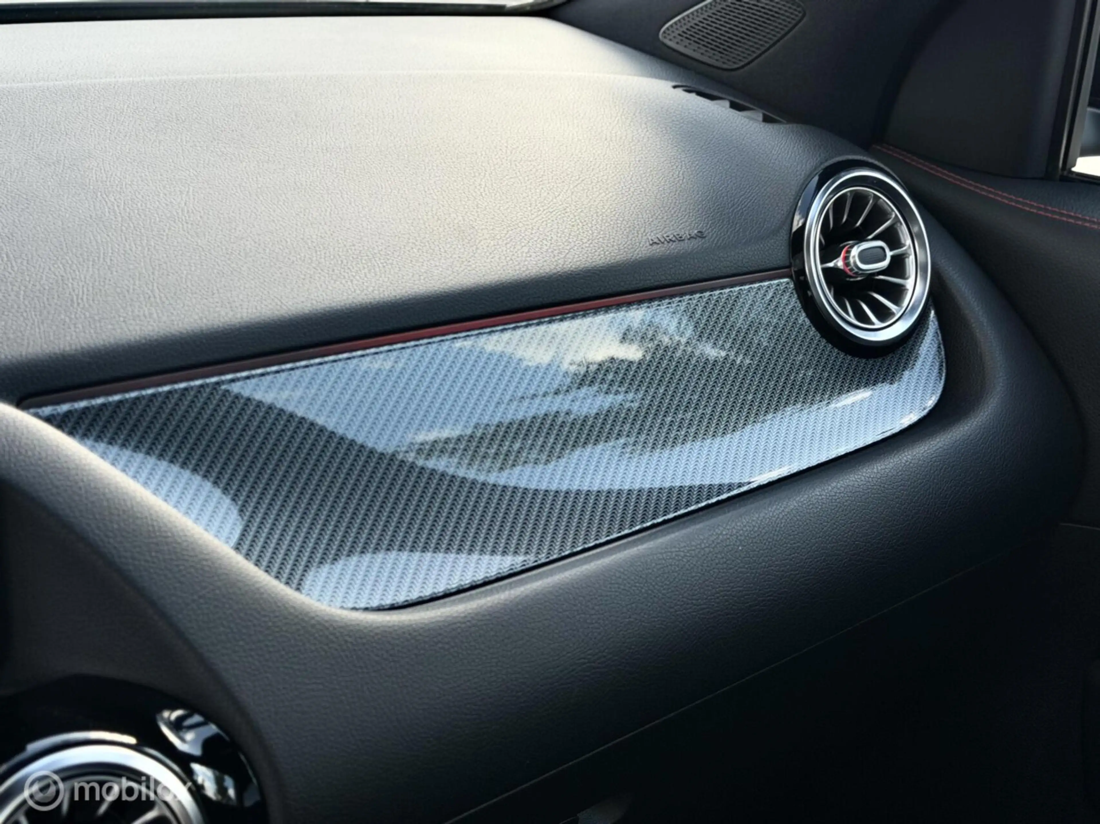 Mercedes-Benz GLA 200 AMG Line|Pano |ACC |Carbon — photo 28