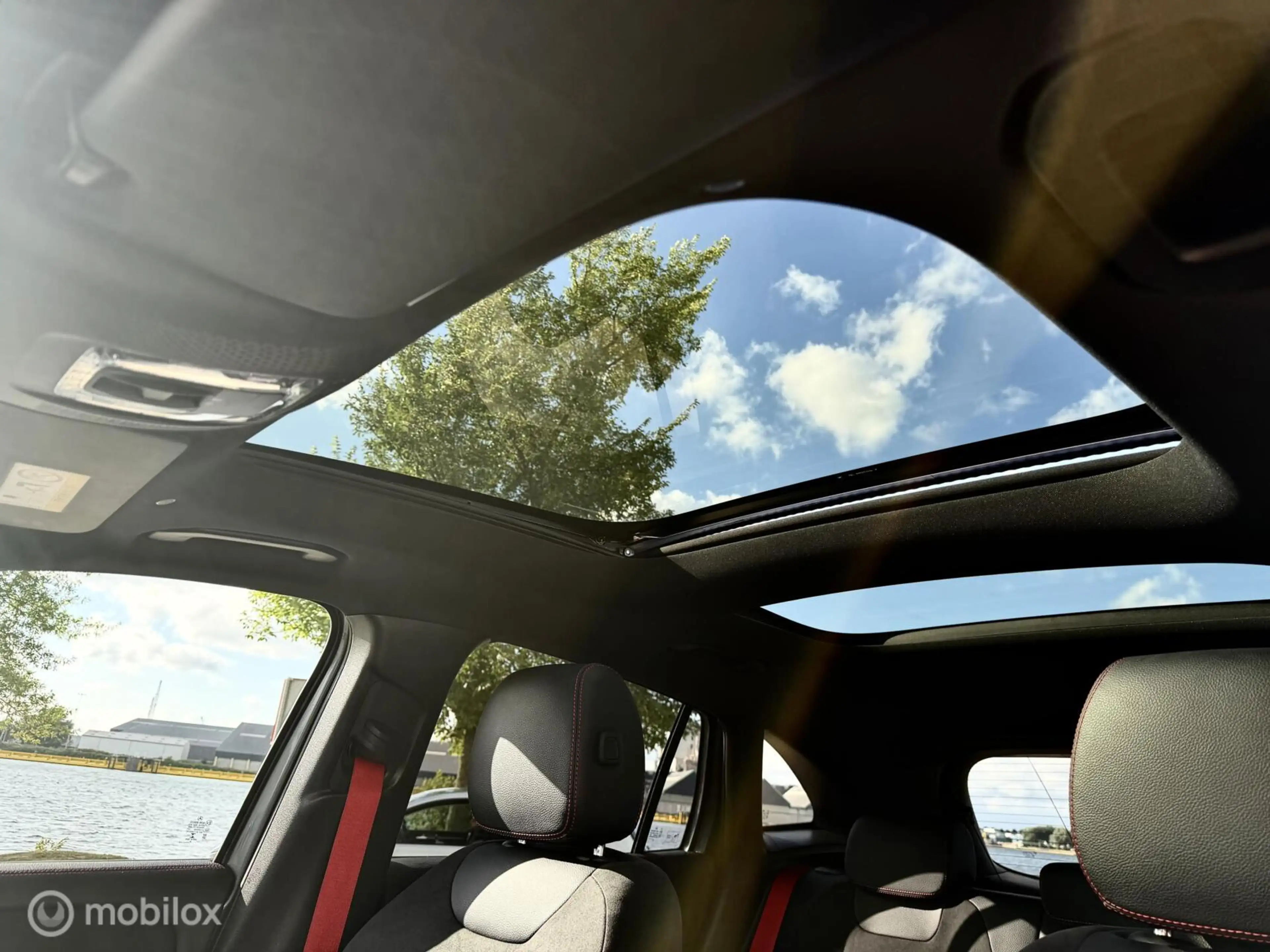 Mercedes-Benz GLA 200 AMG Line|Pano |ACC |Carbon — photo 17