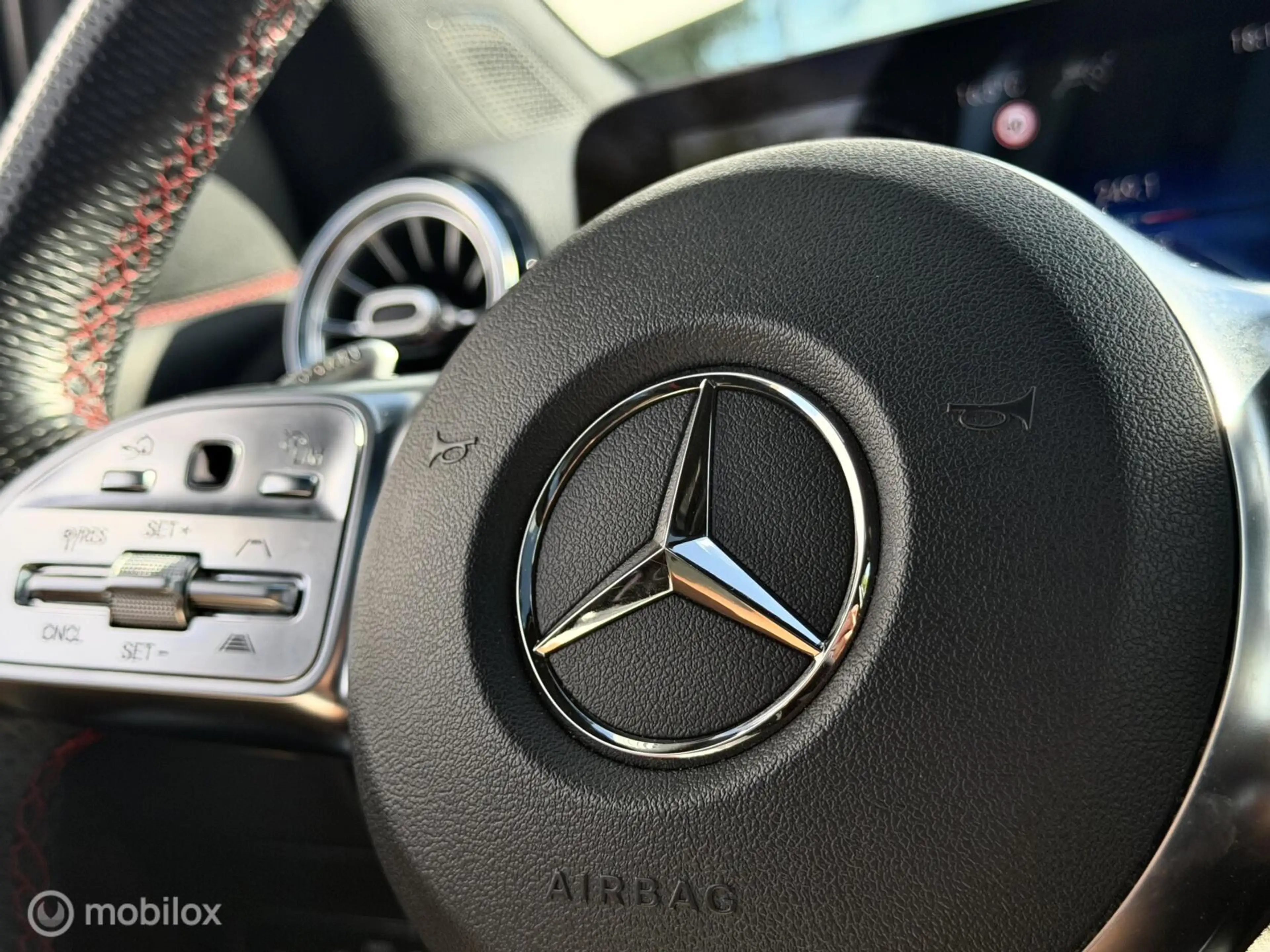Mercedes-Benz GLA 200 AMG Line|Pano |ACC |Carbon — photo 23