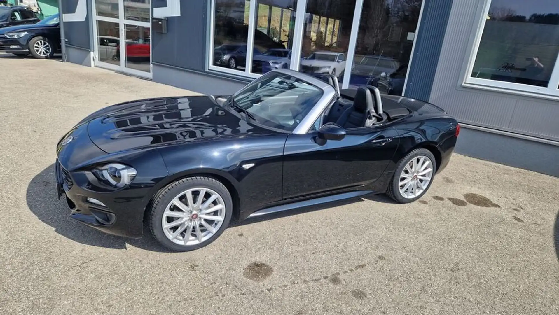Fiat 124 Spider Lusso Schwarz - 2