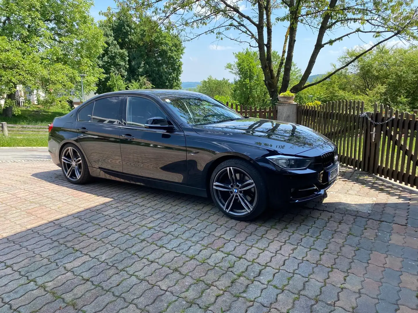 BMW 330 330d Aut. Schwarz - 1