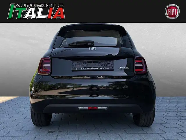 Fiat 500e view 4