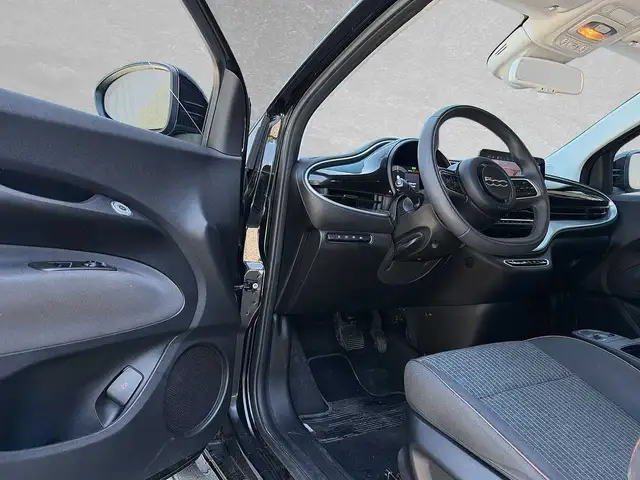 Fiat 500e view 5