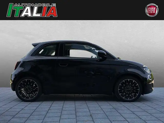 Fiat 500e view 3