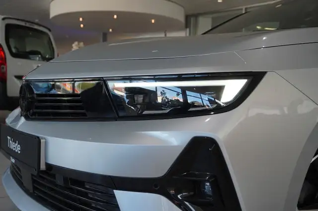 Opel Astra view 4