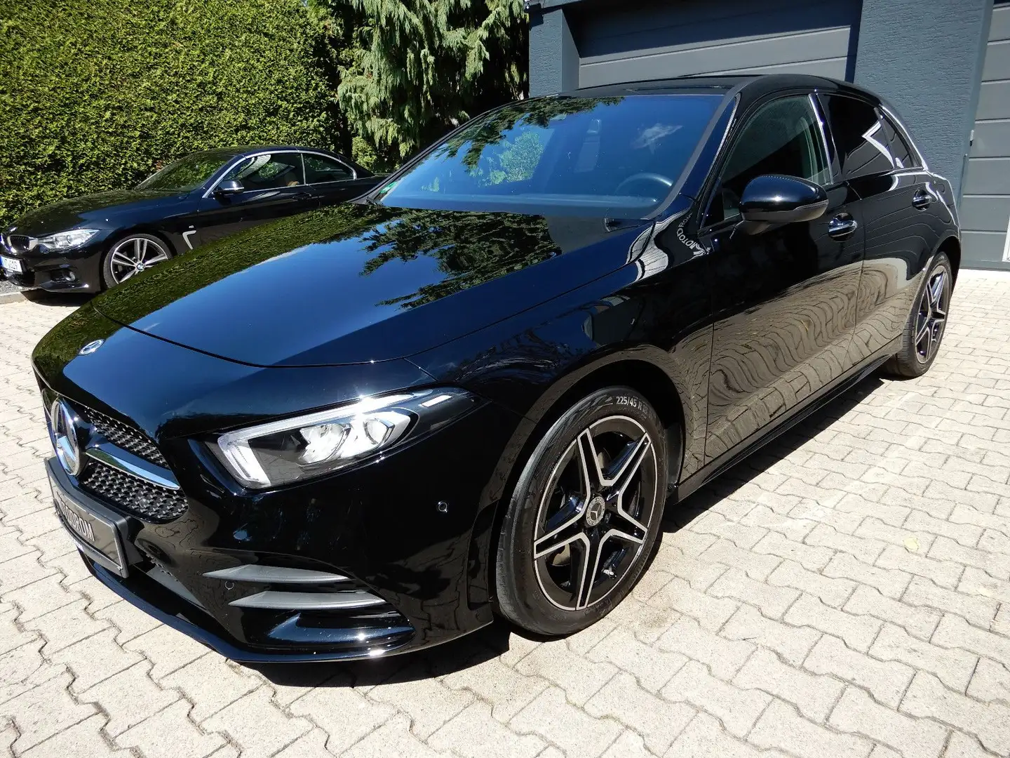Mercedes-Benz A 250 A250e LED NIGHT KEYLESS-GO AMG-LINE Zwart - 1