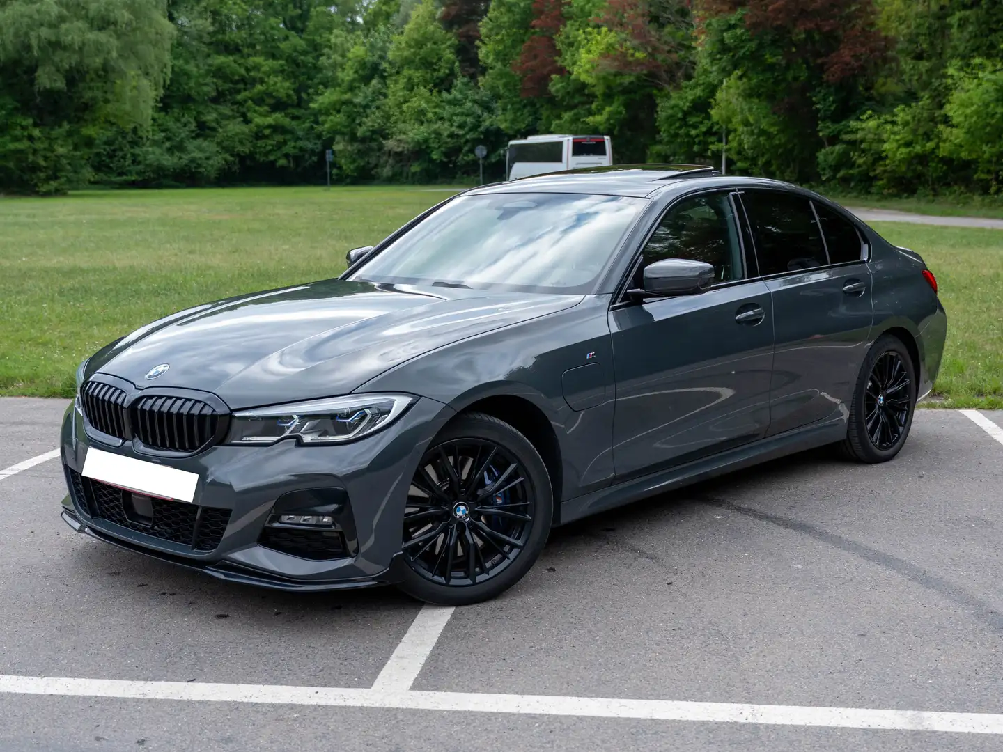 BMW 330 330e Aut. M Sport Grijs - 2