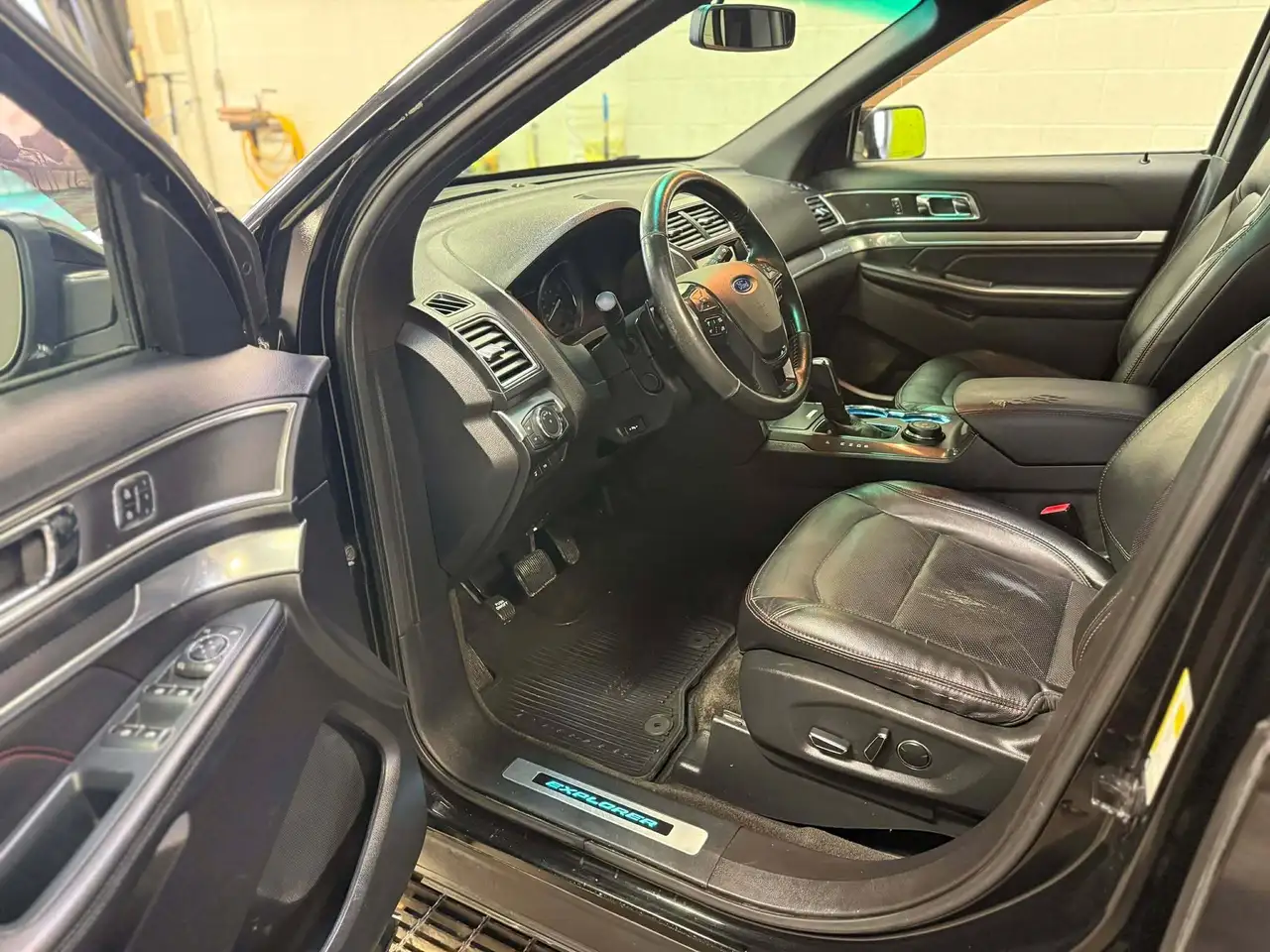 Ford Explorer снимка Ford Explorer