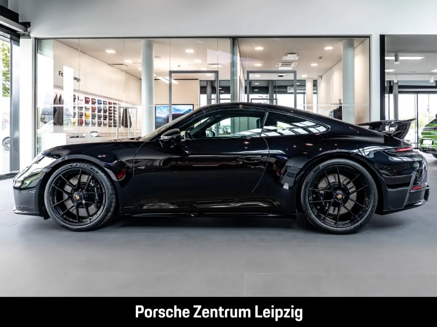 Porsche 992 911 Carrera 4 GTS PDCC Burmester Lift Exclusive Noir - 2