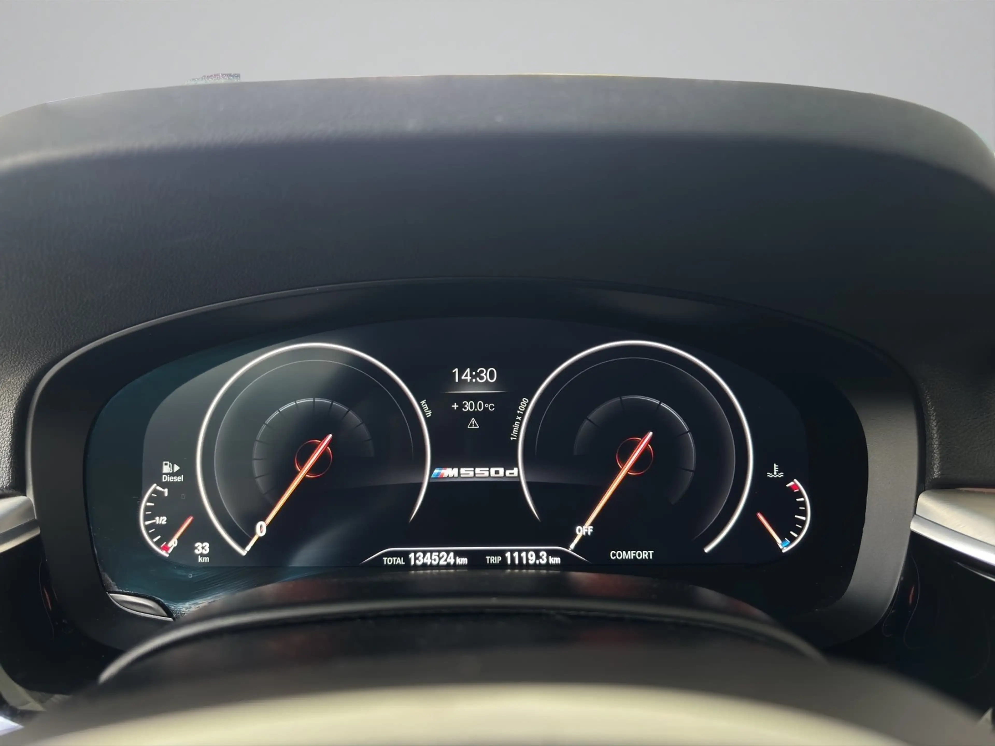 BMW 550 M550d xDrive Touring — photo 13