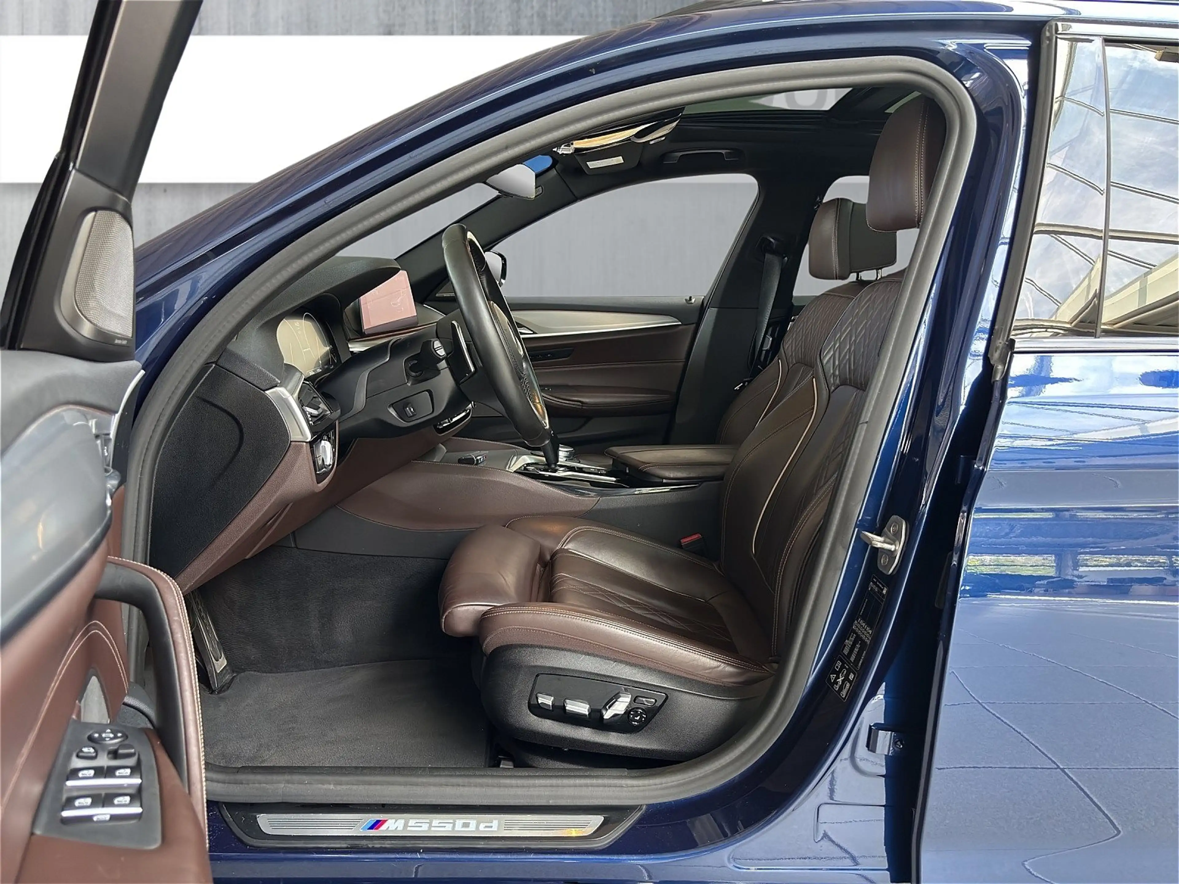 BMW 550 M550d xDrive Touring — photo 11