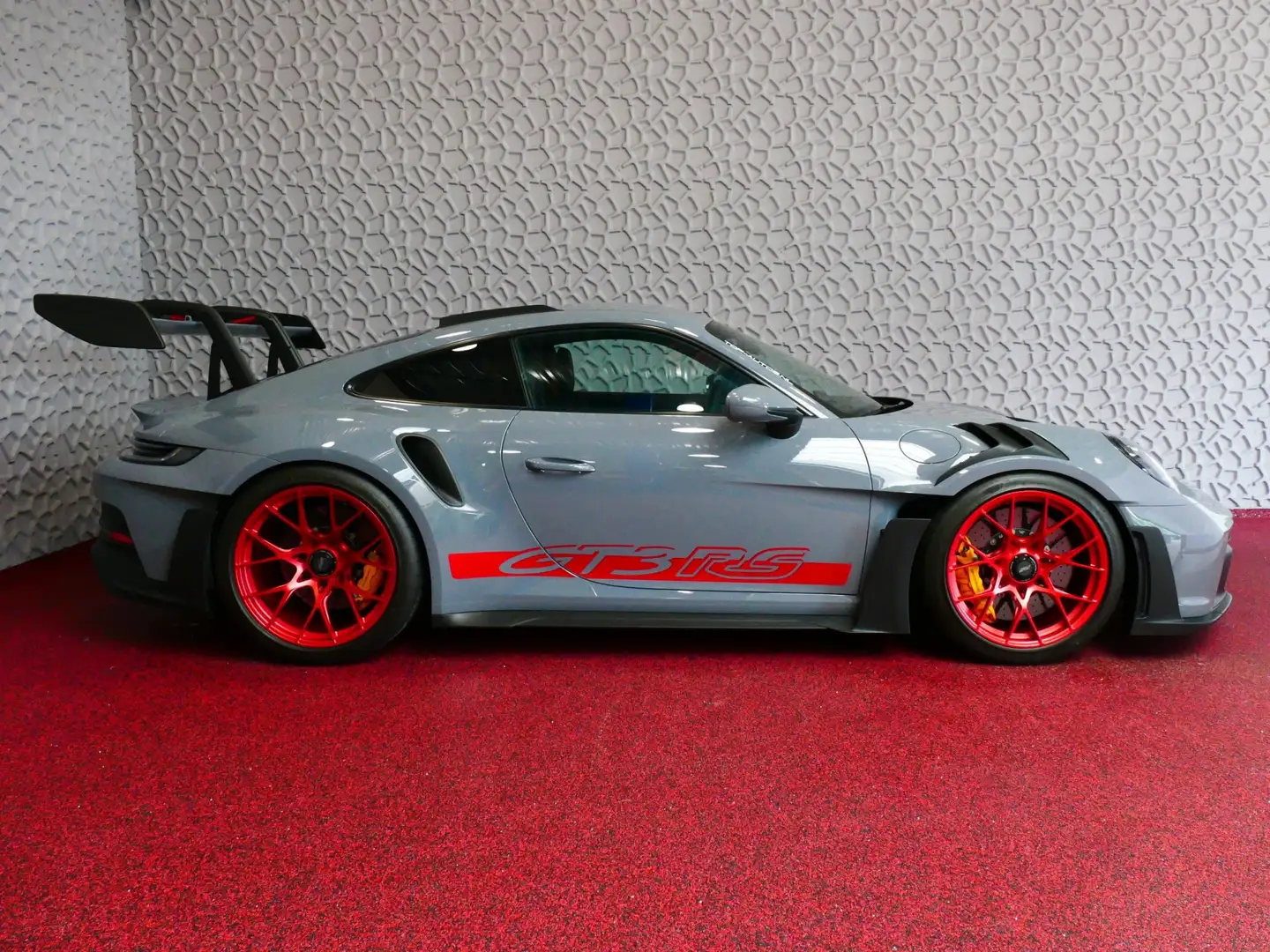 Porsche 992 Porsche 992 GT3 RS – Arctic Grey | Sammlerfahrzeug Grijs - 1