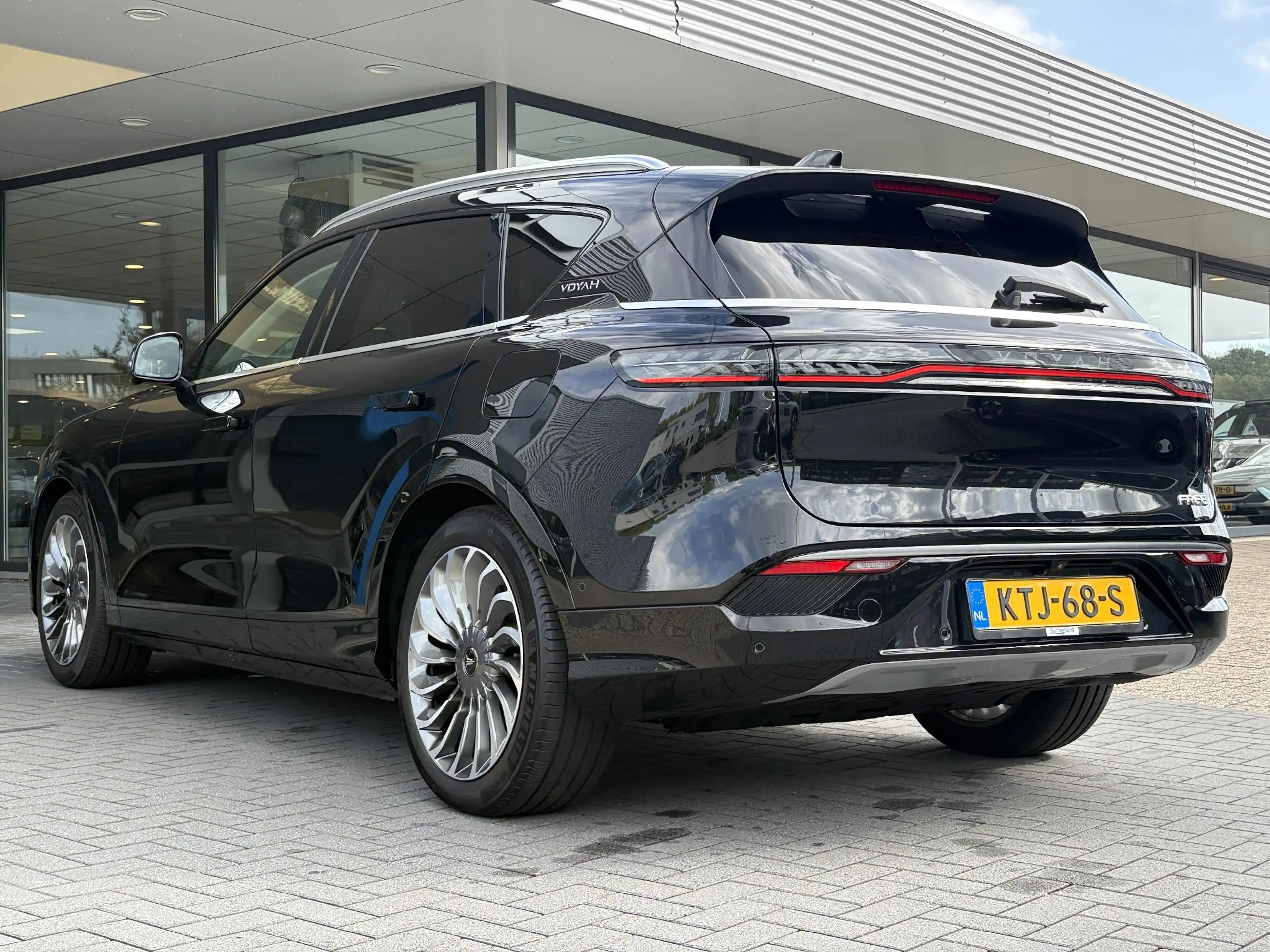Voyah Free Flagship 4WD 106 kWh | Panoramadak | Dynaudio Hi-F — photo 7