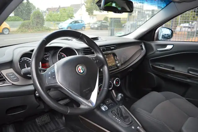 Alfa Romeo Giulietta view 8