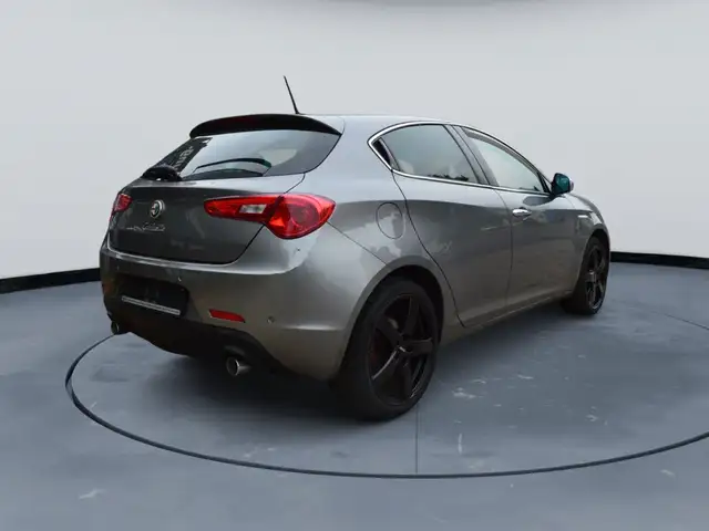 Alfa Romeo Giulietta view 3
