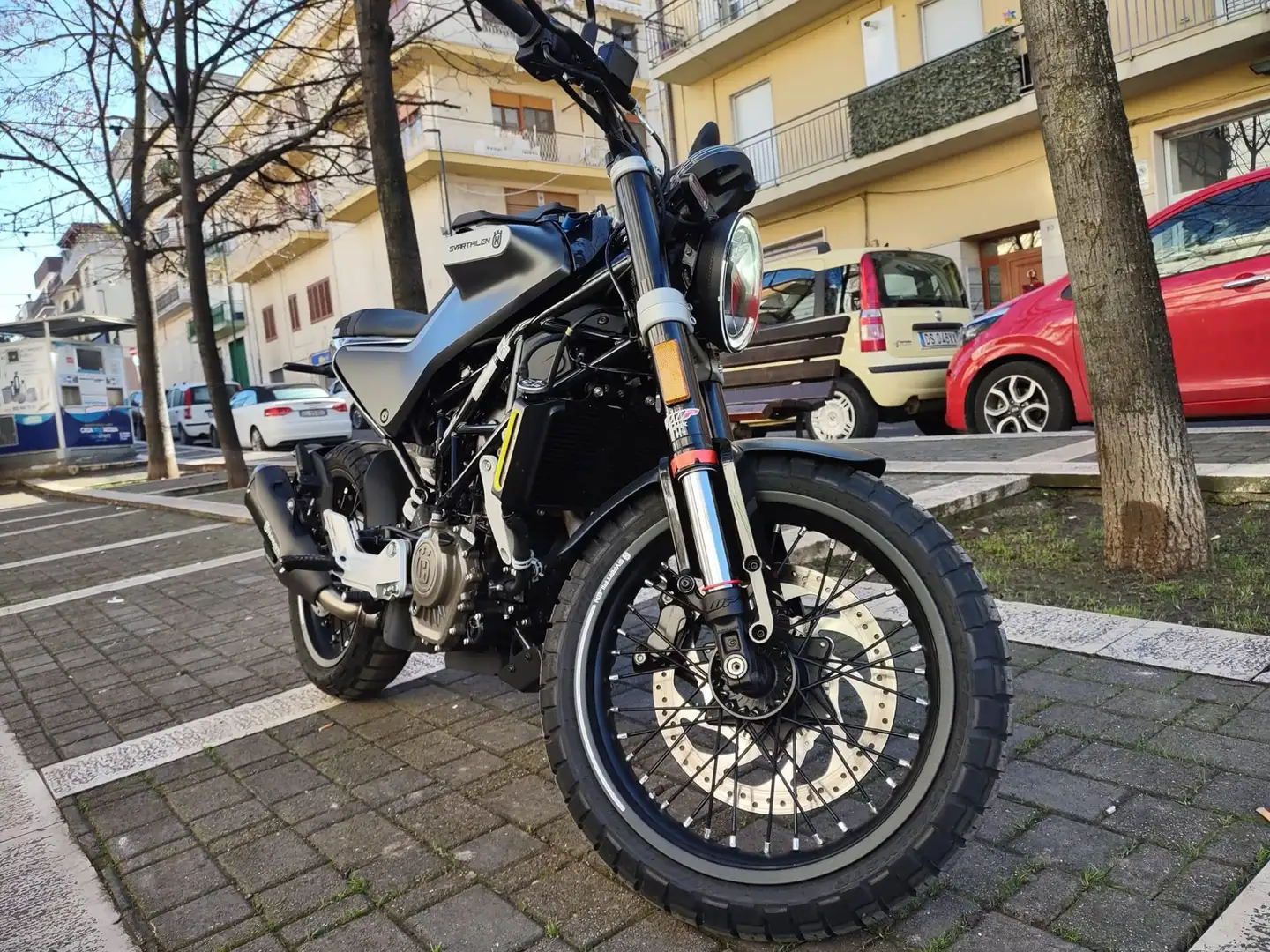 Husqvarna Vitpilen Coloro nero e grigio metalizzato - 1