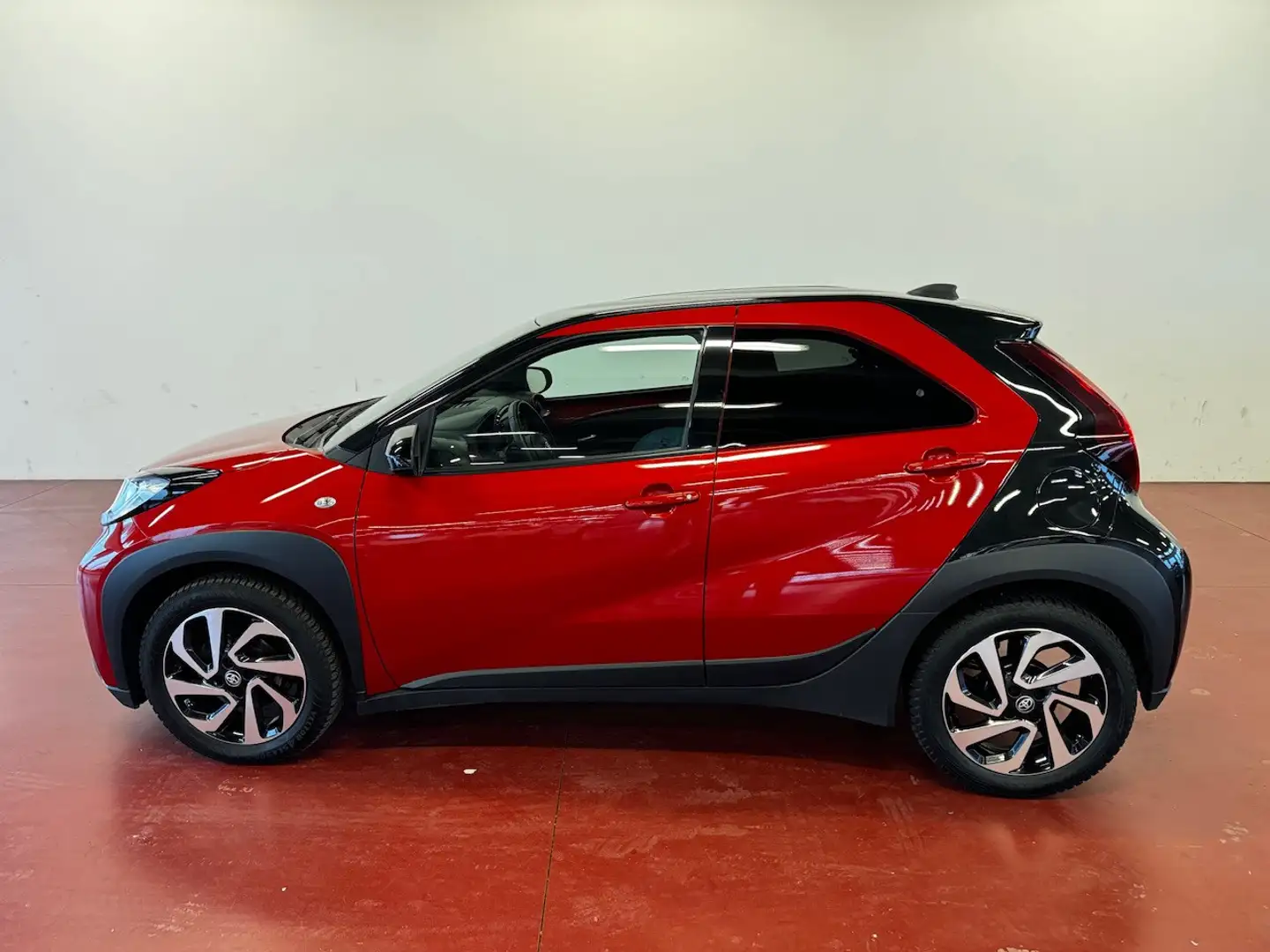Toyota Aygo X 1.0 Trend Rosso - 2