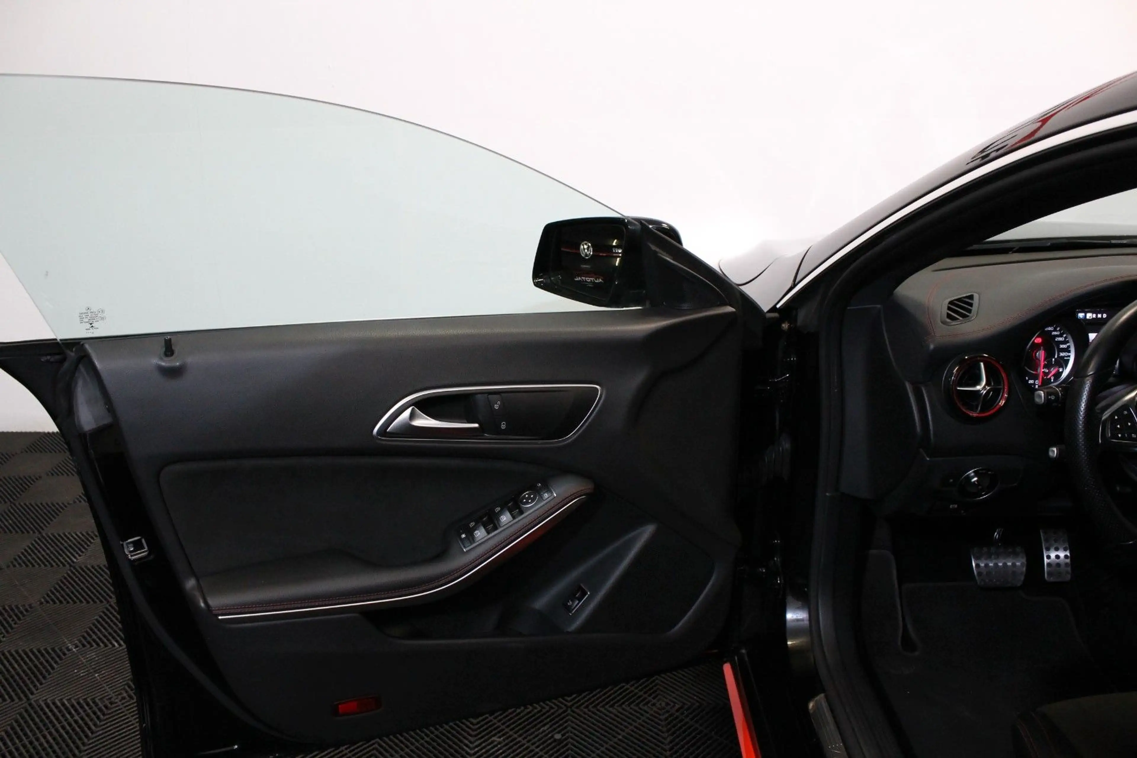 Mercedes-Benz CLA 45 AMG *4Matic*Navi*Xenon*Kamera*Dynamic Sel. — photo 28