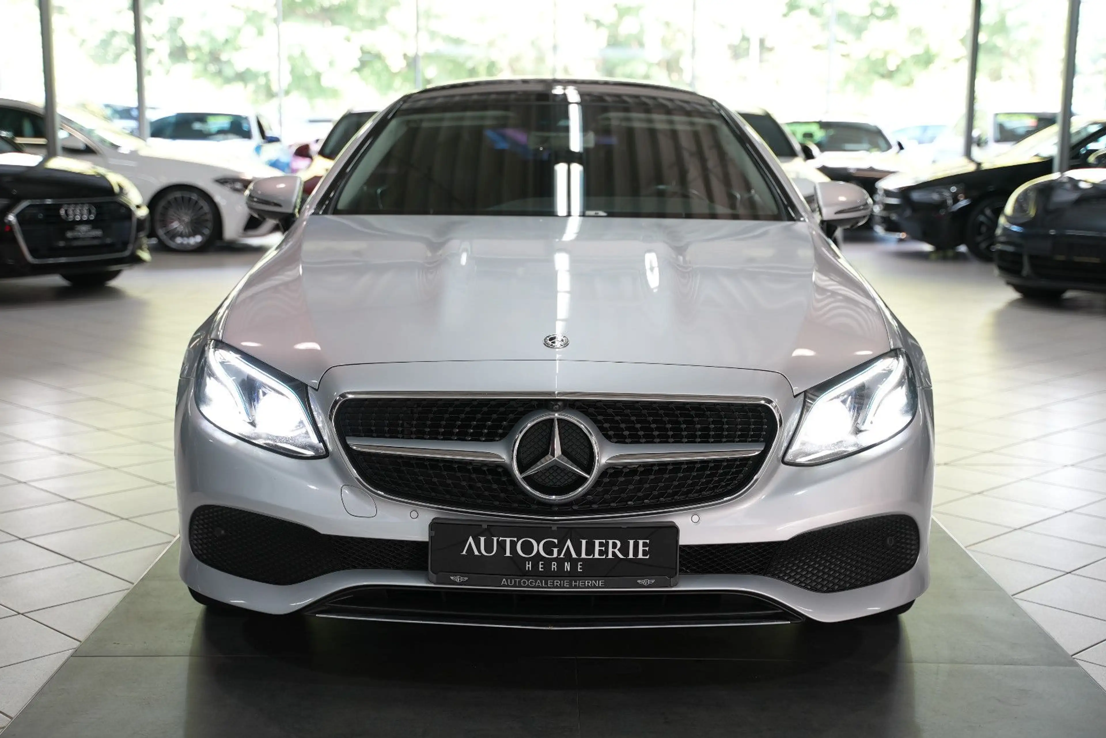 Mercedes-Benz E 200 AUTOM*LEDER*PANO*BURM*LED*360°*ASIST*AMBIE — photo 2