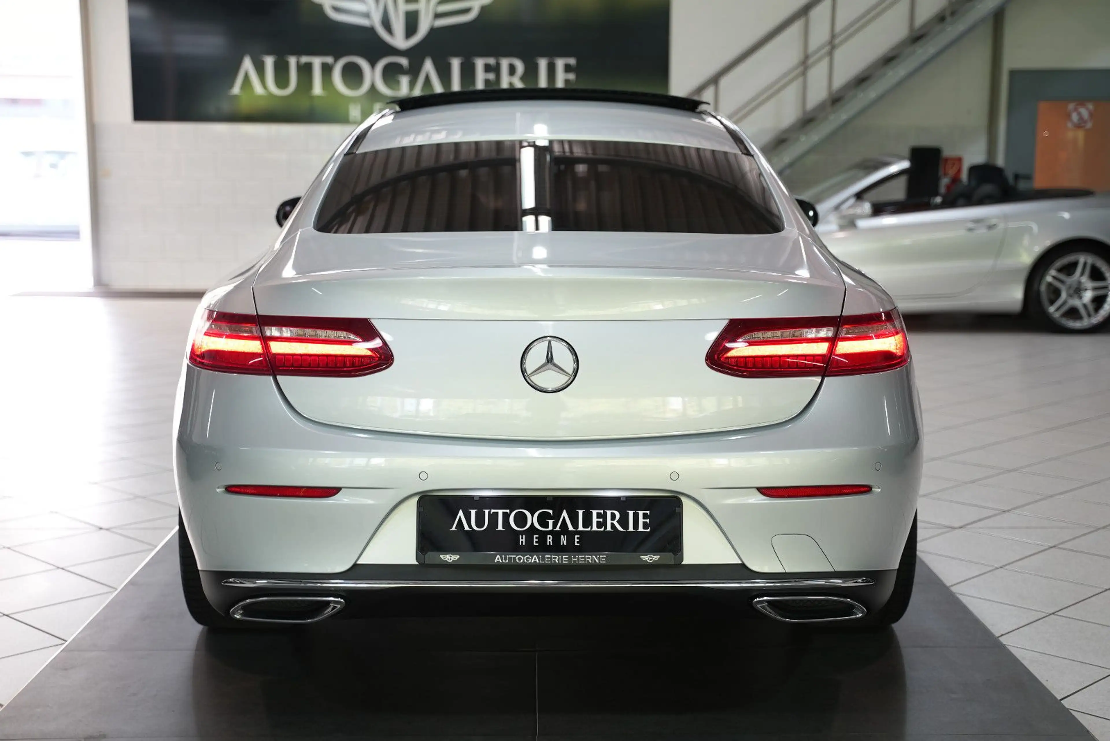 Mercedes-Benz E 200 AUTOM*LEDER*PANO*BURM*LED*360°*ASIST*AMBIE — photo 5