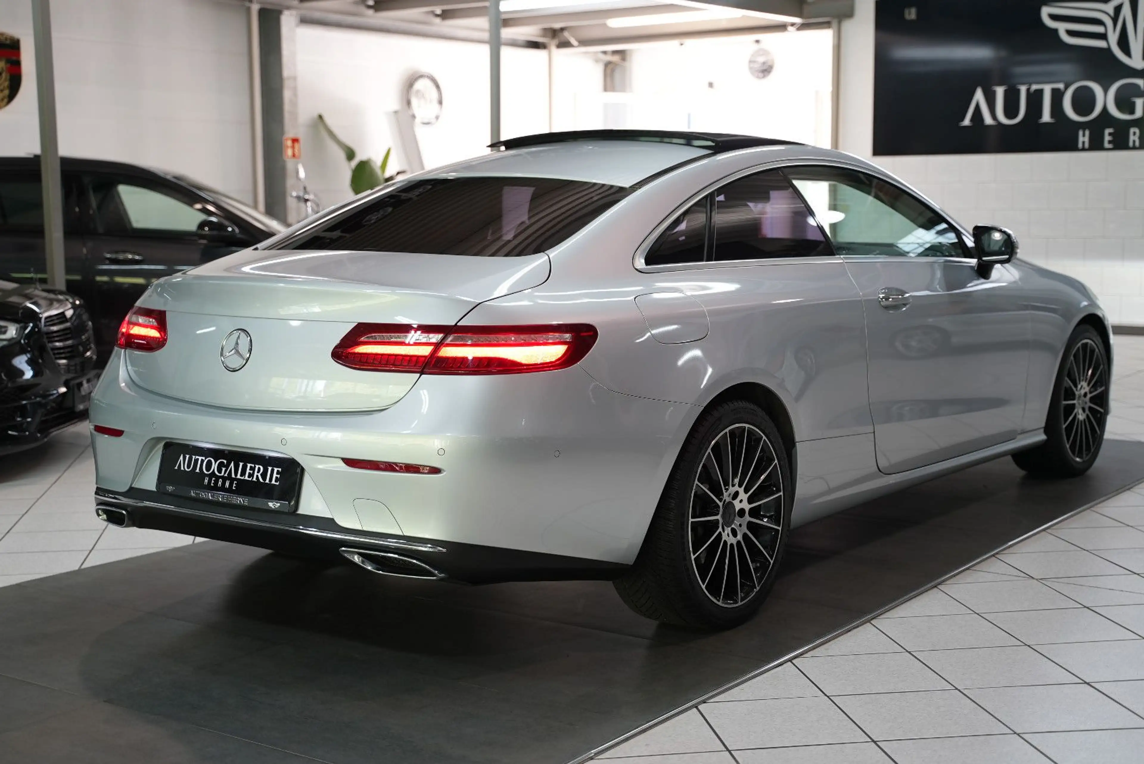 Mercedes-Benz E 200 AUTOM*LEDER*PANO*BURM*LED*360°*ASIST*AMBIE — photo 4