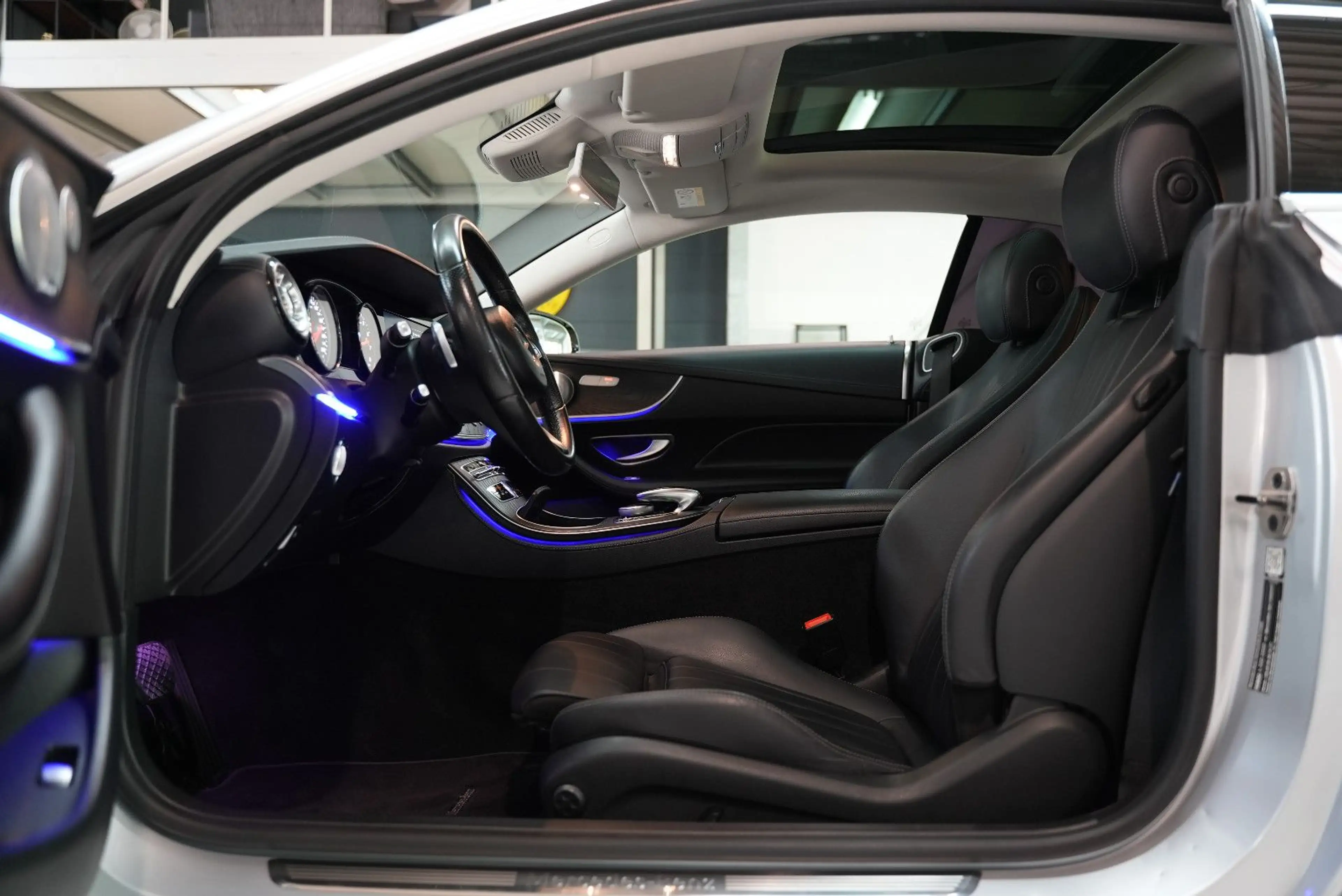 Mercedes-Benz E 200 AUTOM*LEDER*PANO*BURM*LED*360°*ASIST*AMBIE — photo 7