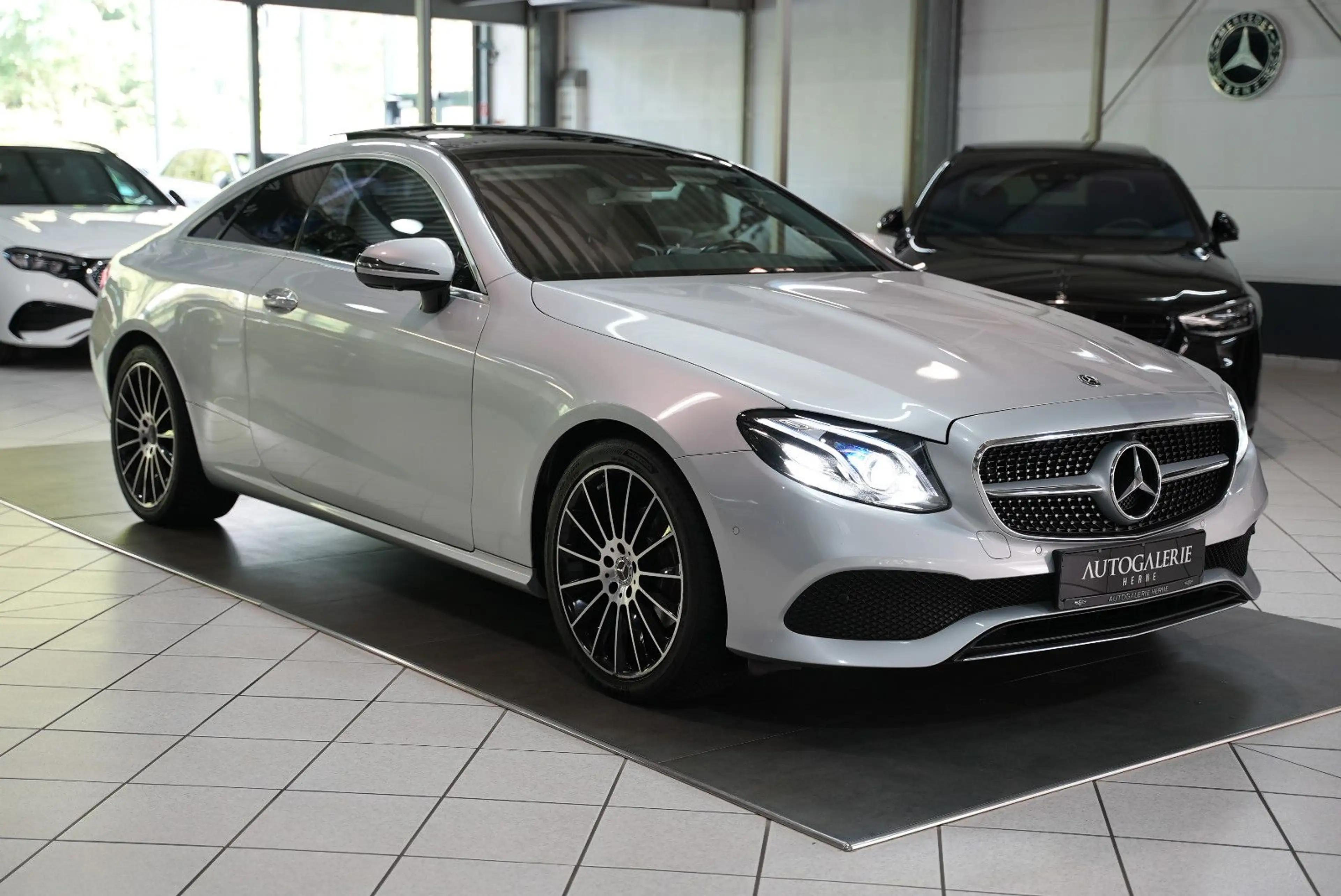 Mercedes-Benz E 200 AUTOM*LEDER*PANO*BURM*LED*360°*ASIST*AMBIE — photo 3