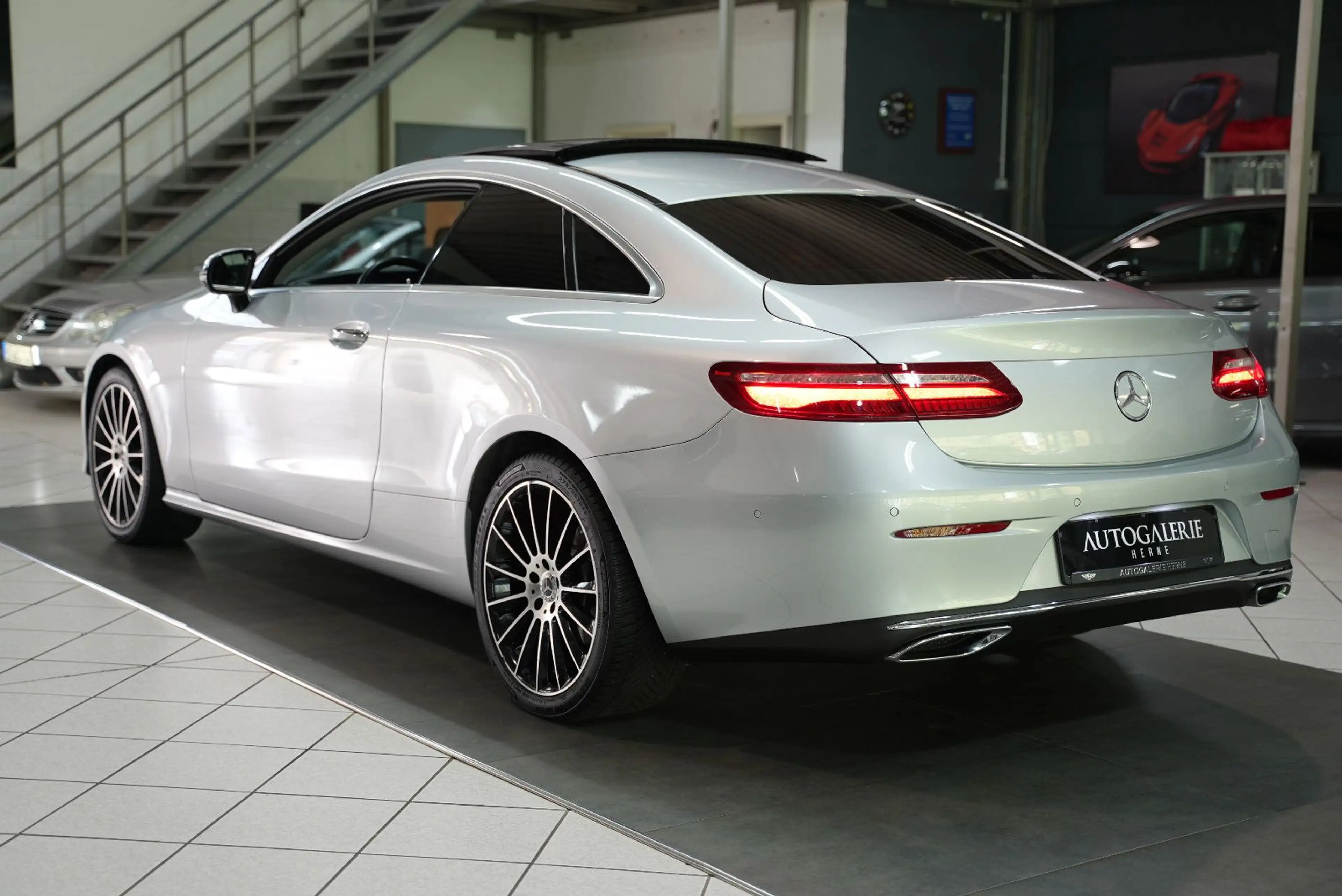 Mercedes-Benz E 200 AUTOM*LEDER*PANO*BURM*LED*360°*ASIST*AMBIE — photo 6