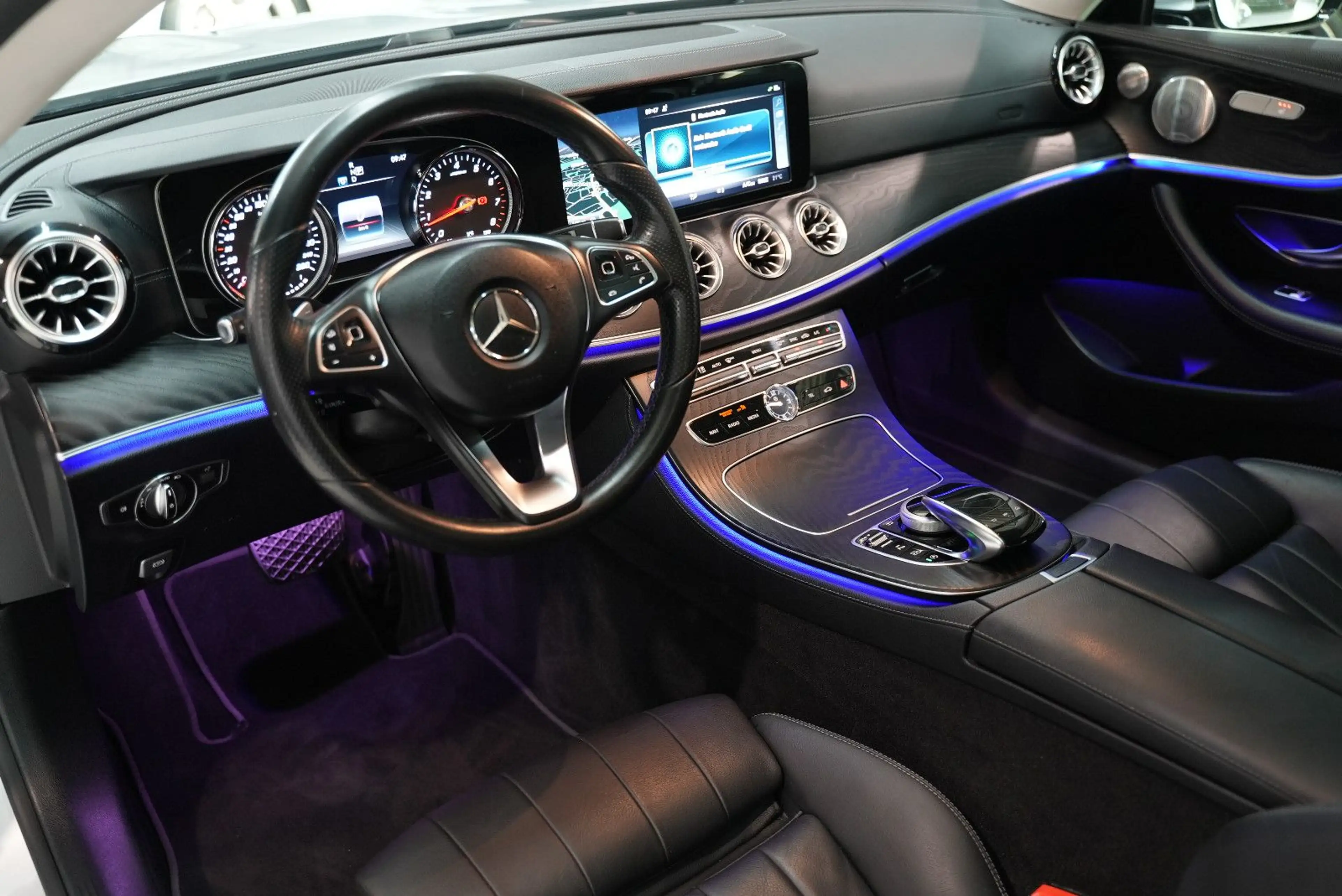 Mercedes-Benz E 200 AUTOM*LEDER*PANO*BURM*LED*360°*ASIST*AMBIE — photo 8