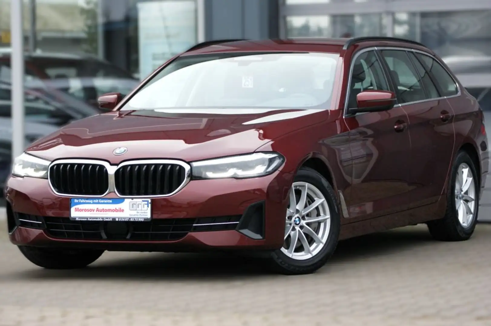 BMW 530 530d xDrive Touring Aut. Červená - 1