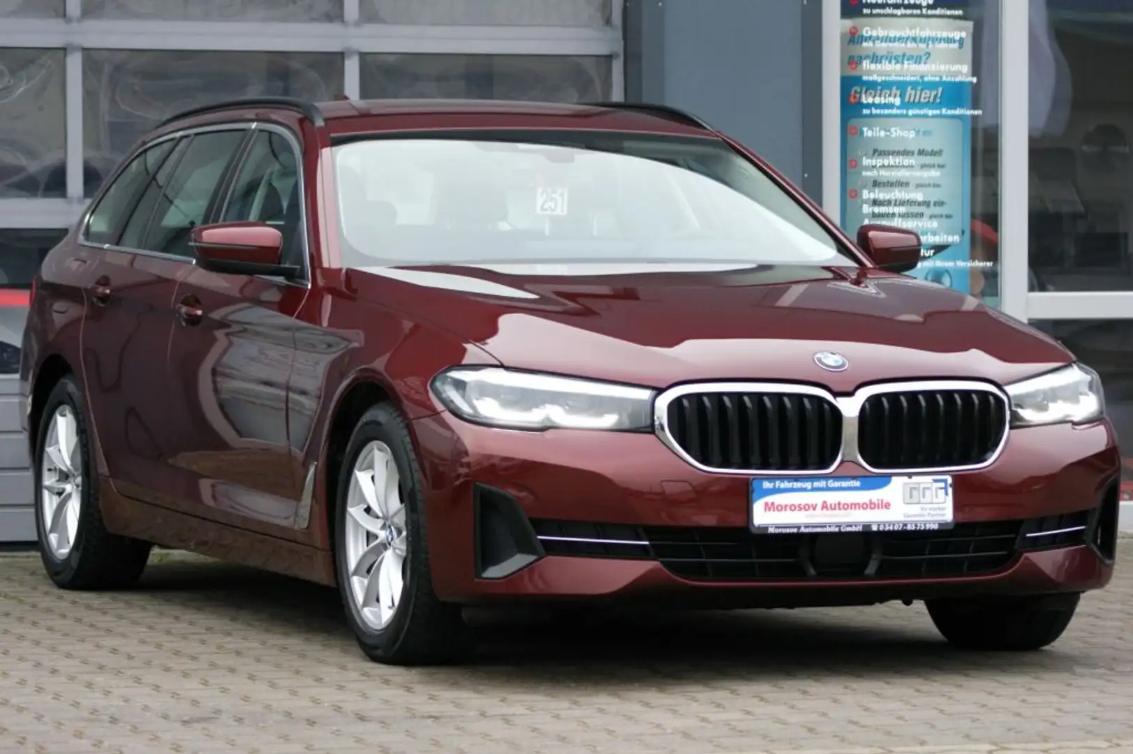 BMW 530 530d xDrive Touring Aut. Červená - 2
