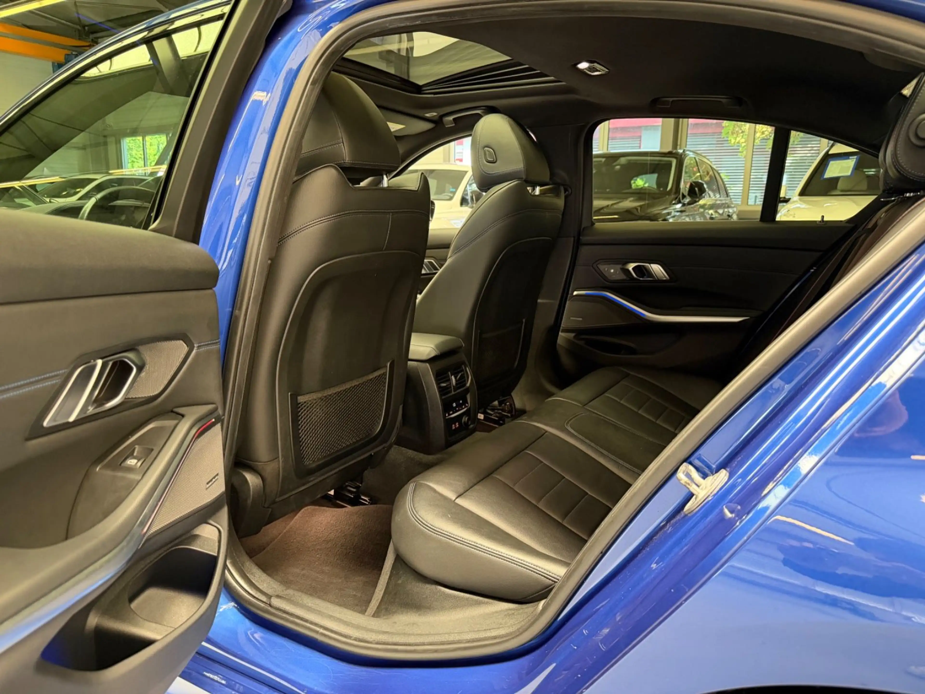 BMW 330 i M Sport LASER/STANDH/GESTIK/GSHD/HUD/360/19 — photo 14