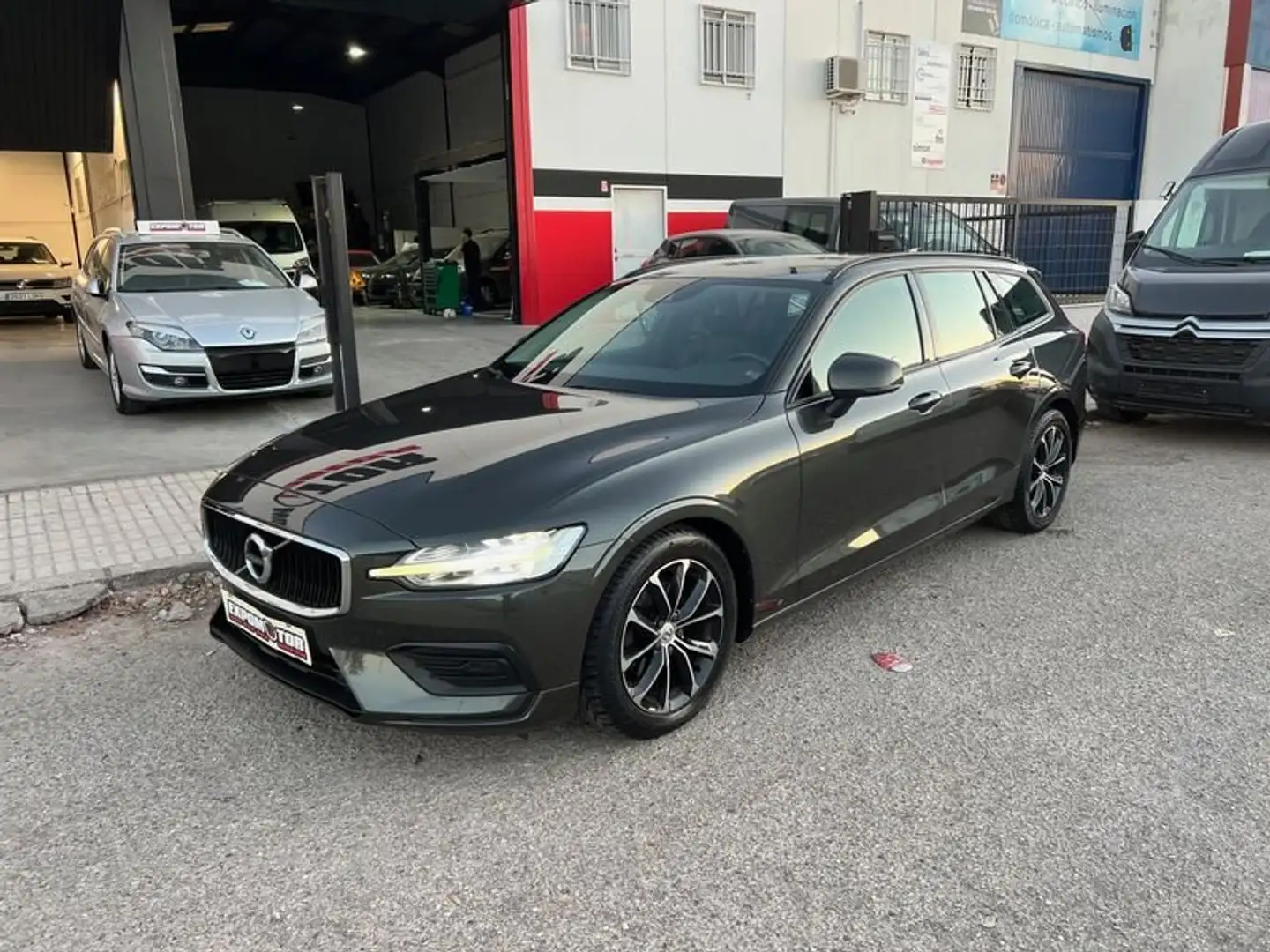 Volvo V60 D3 Kinetic 150 Gris - 1