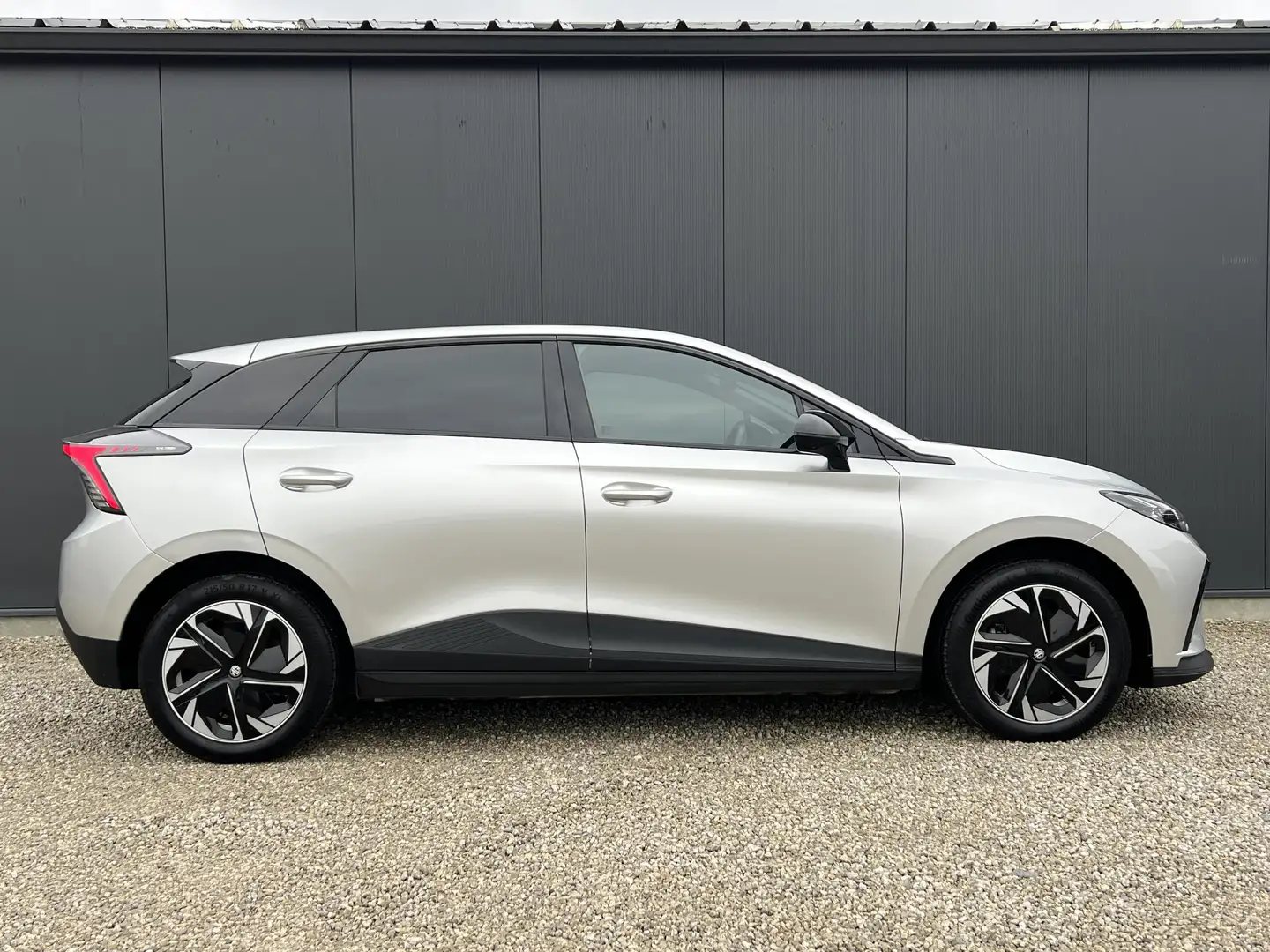 MG MG4 64 kWh Luxury Zilver - 2