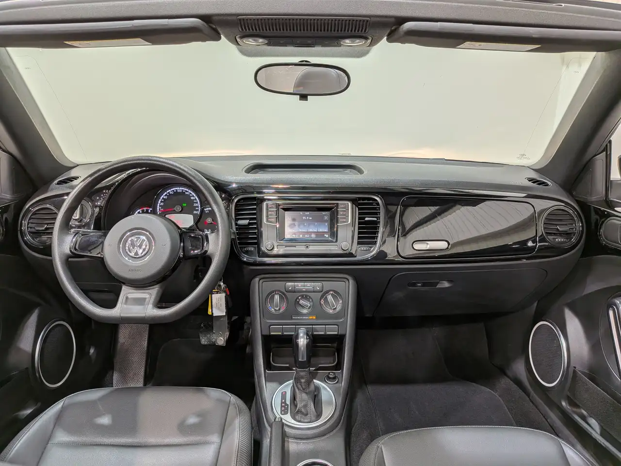 Volkswagen Beetle снимка Volkswagen Beetle