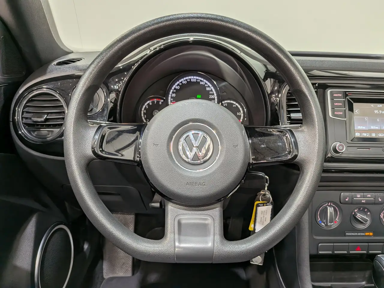Volkswagen Beetle снимка Volkswagen Beetle