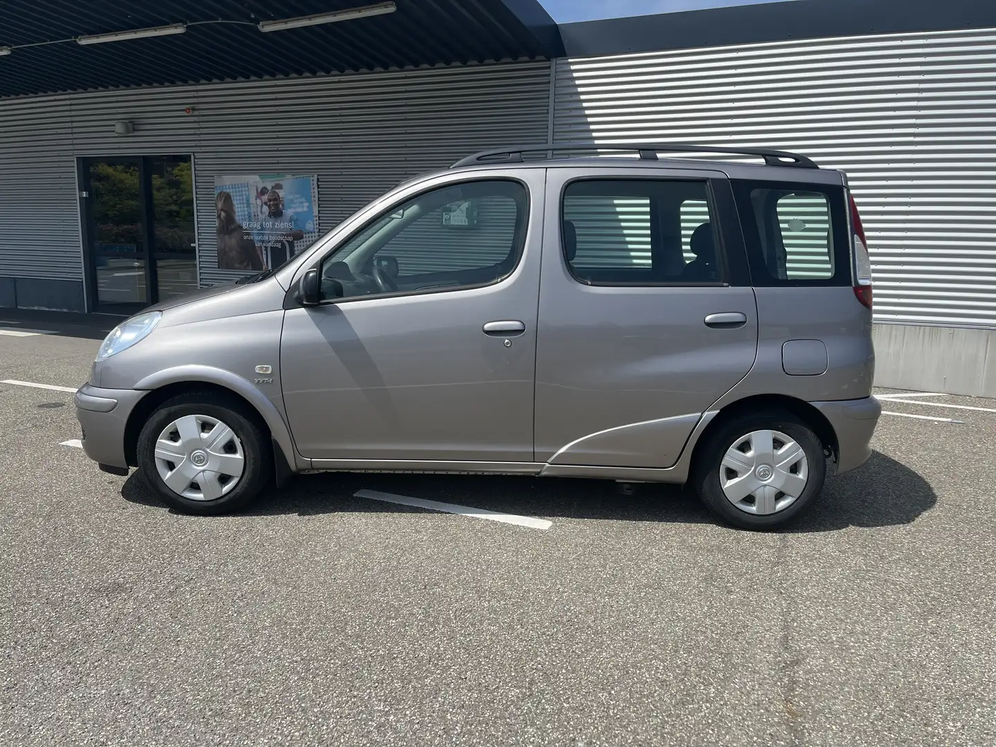 Toyota Yaris 1.3 VVT-i Terra NAP Gris - 2