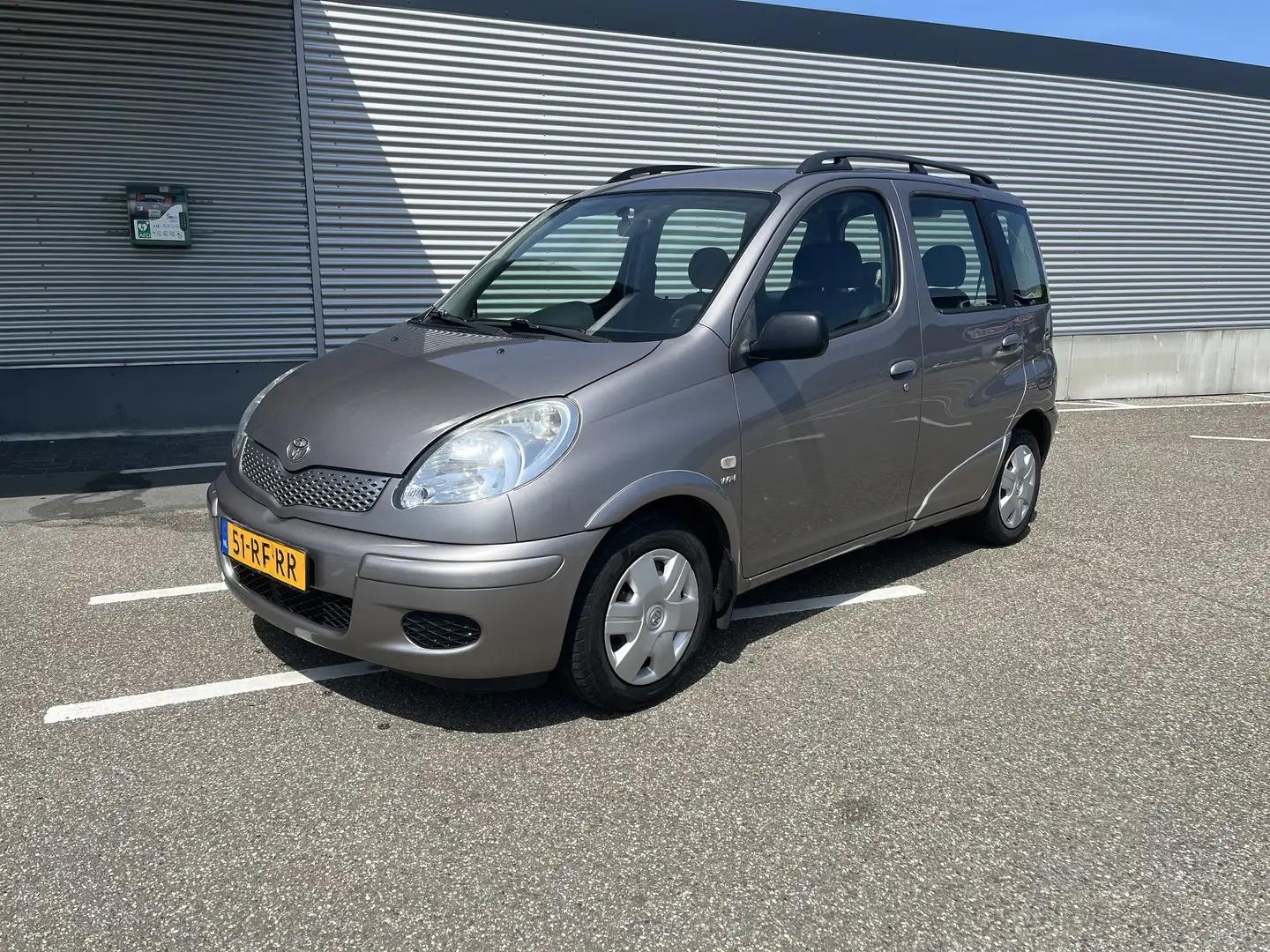 Toyota Yaris 1.3 VVT-i Terra NAP Gris - 1
