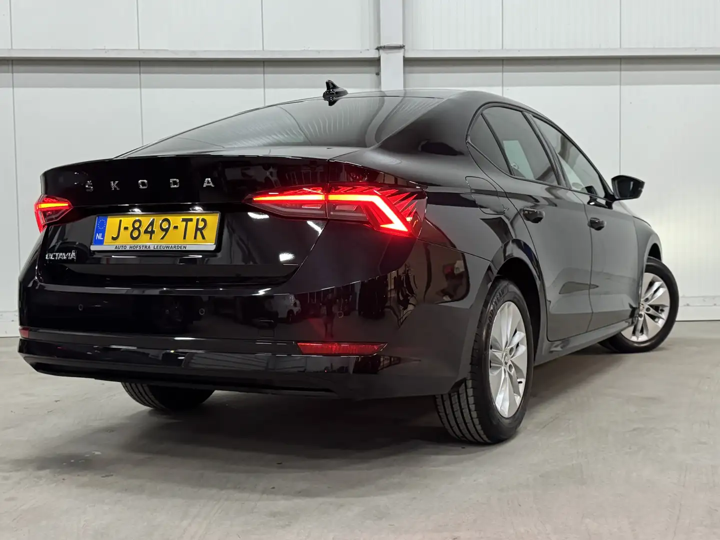 Skoda Octavia 1.0 TSI Business Edition DIGI-DASH LED NAVI PDC LM Nero - 2