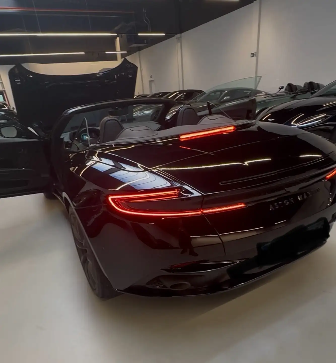 애스턴마틴 DB11 V8 Volante 2022 블랙 사진 4