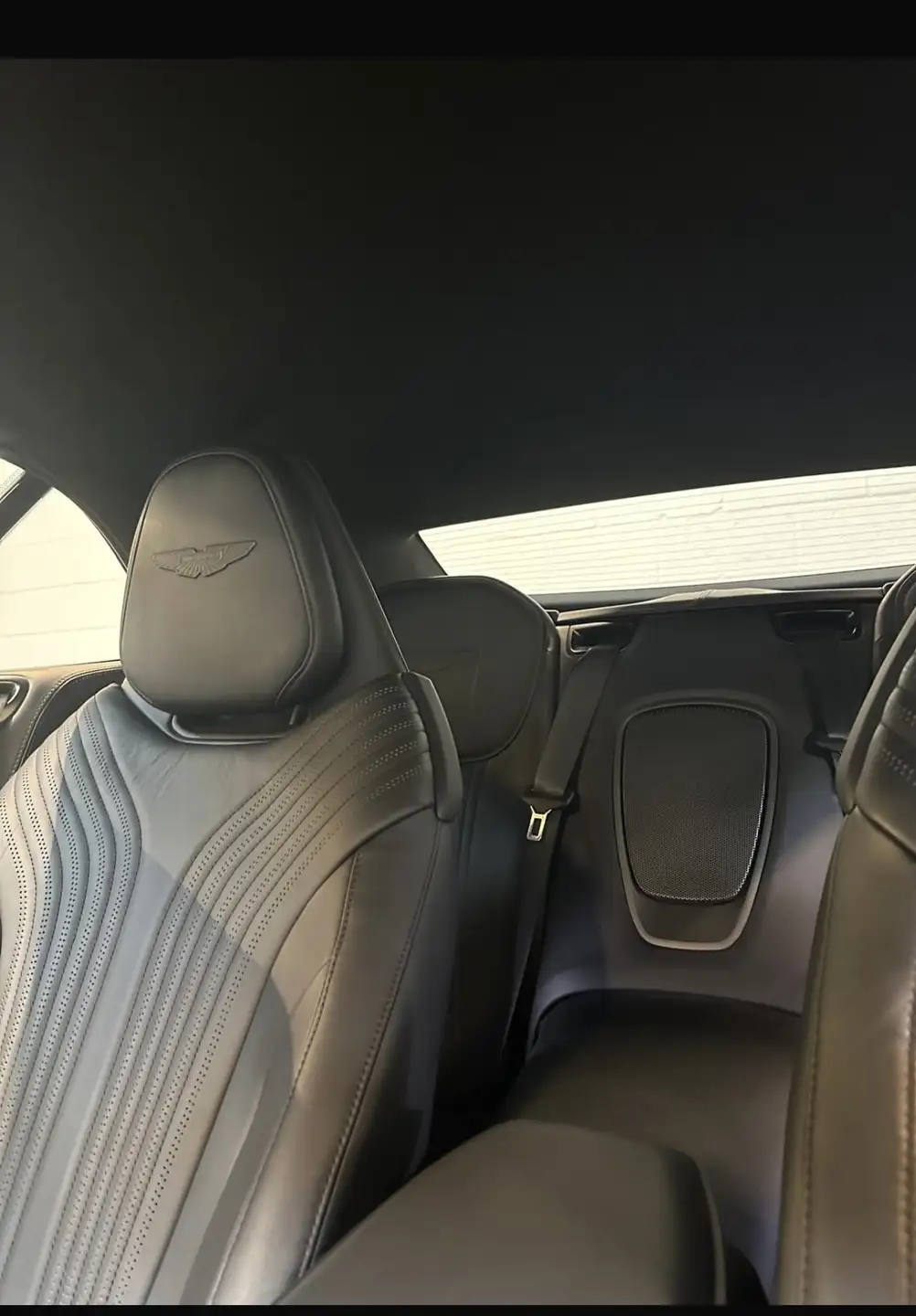 애스턴마틴 DB11 V8 Volante 2022 블랙 사진 8
