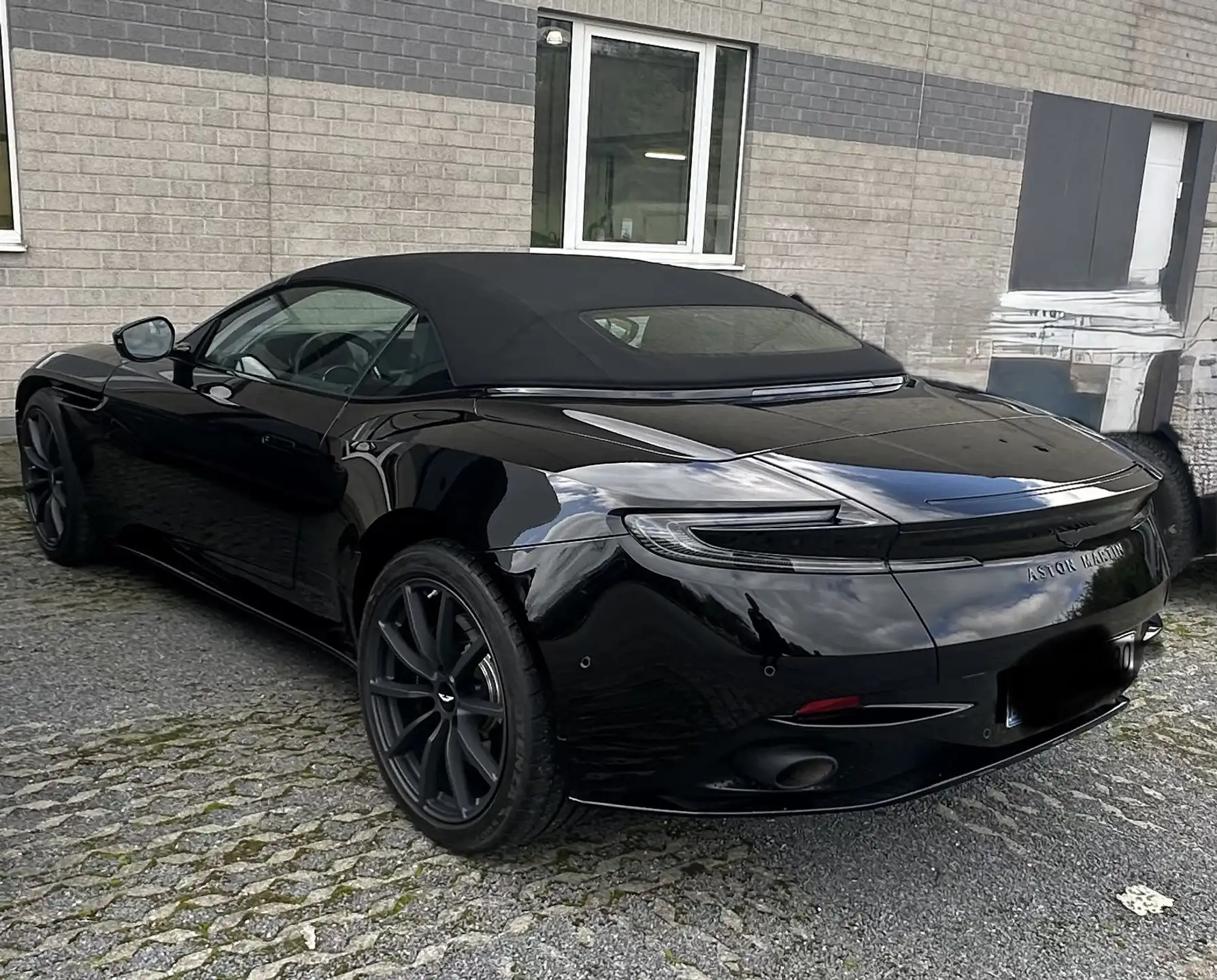 애스턴마틴 DB11 V8 Volante 2022 블랙 사진 5