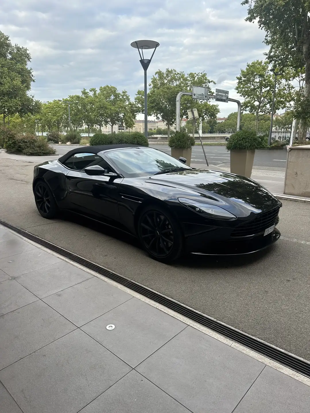 애스턴마틴 DB11 V8 Volante 2022 블랙 사진 1