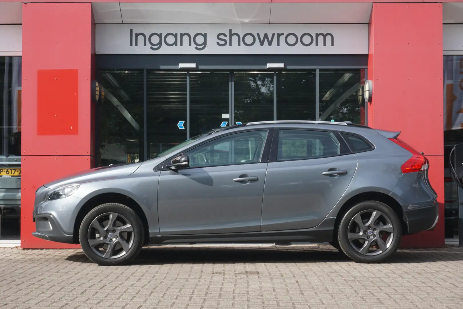 Volvo V40 Cross Country 2.0 T5 AWD Momentum 245 pk | Origineel NL | Cruise Gris - 2