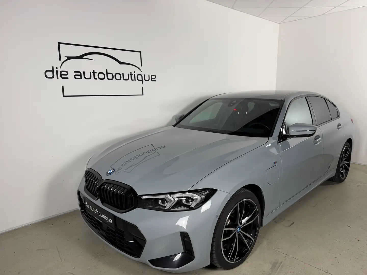 BMW 330 e xDrive M Sport // 19'' // Harman Kardon // ACC / Grau - 2